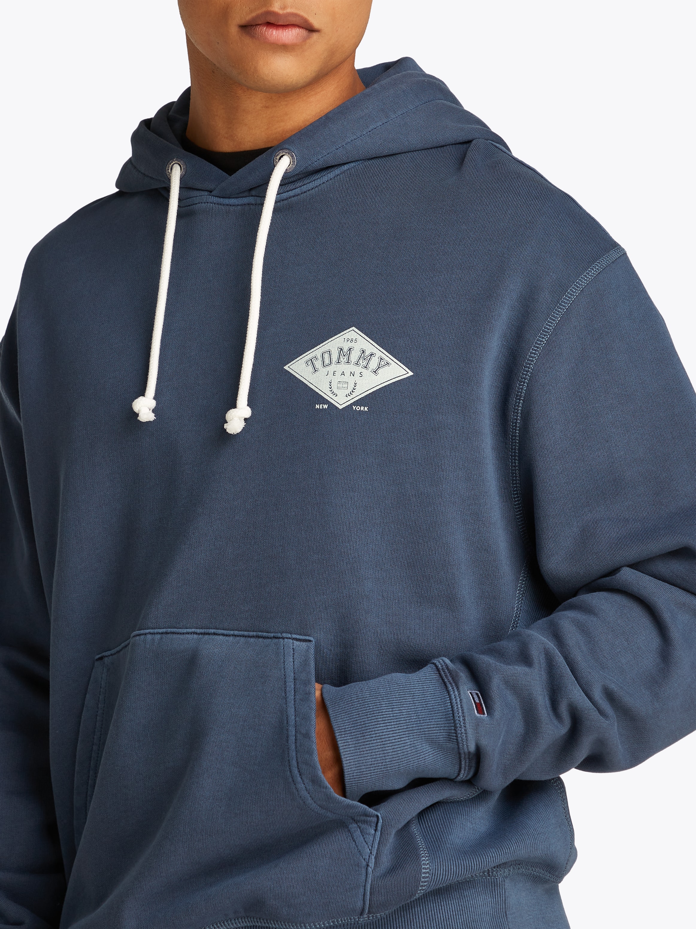 Tommy Jeans Kapuzensweatshirt »TJM RLX VARSITY GRAPHICS HOODIE«, mit großem Rückenprint