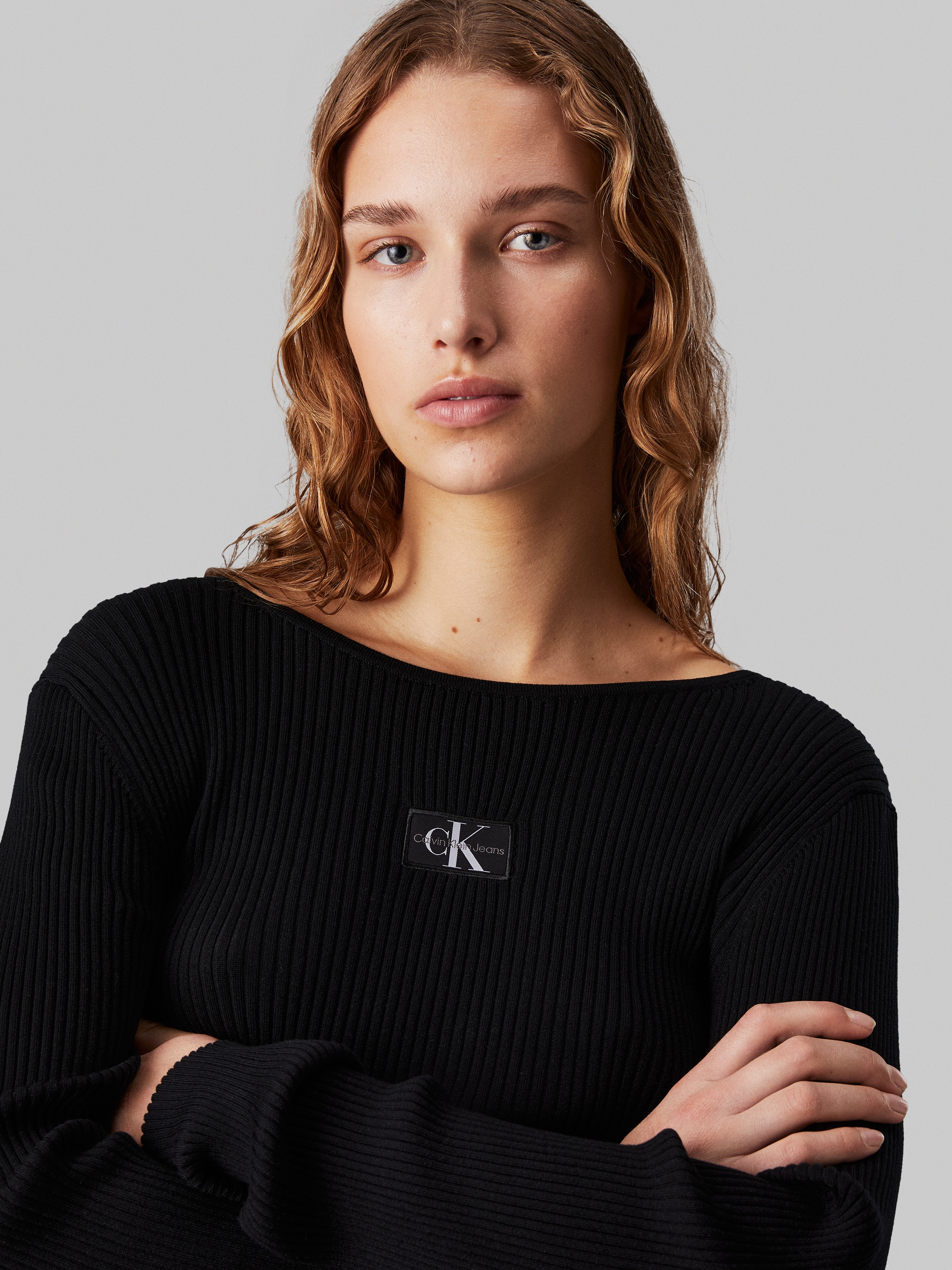 Calvin Klein Jeans Rundhalspullover »WOVEN LABEL TIGHT SWEATER«, mit Logopatch