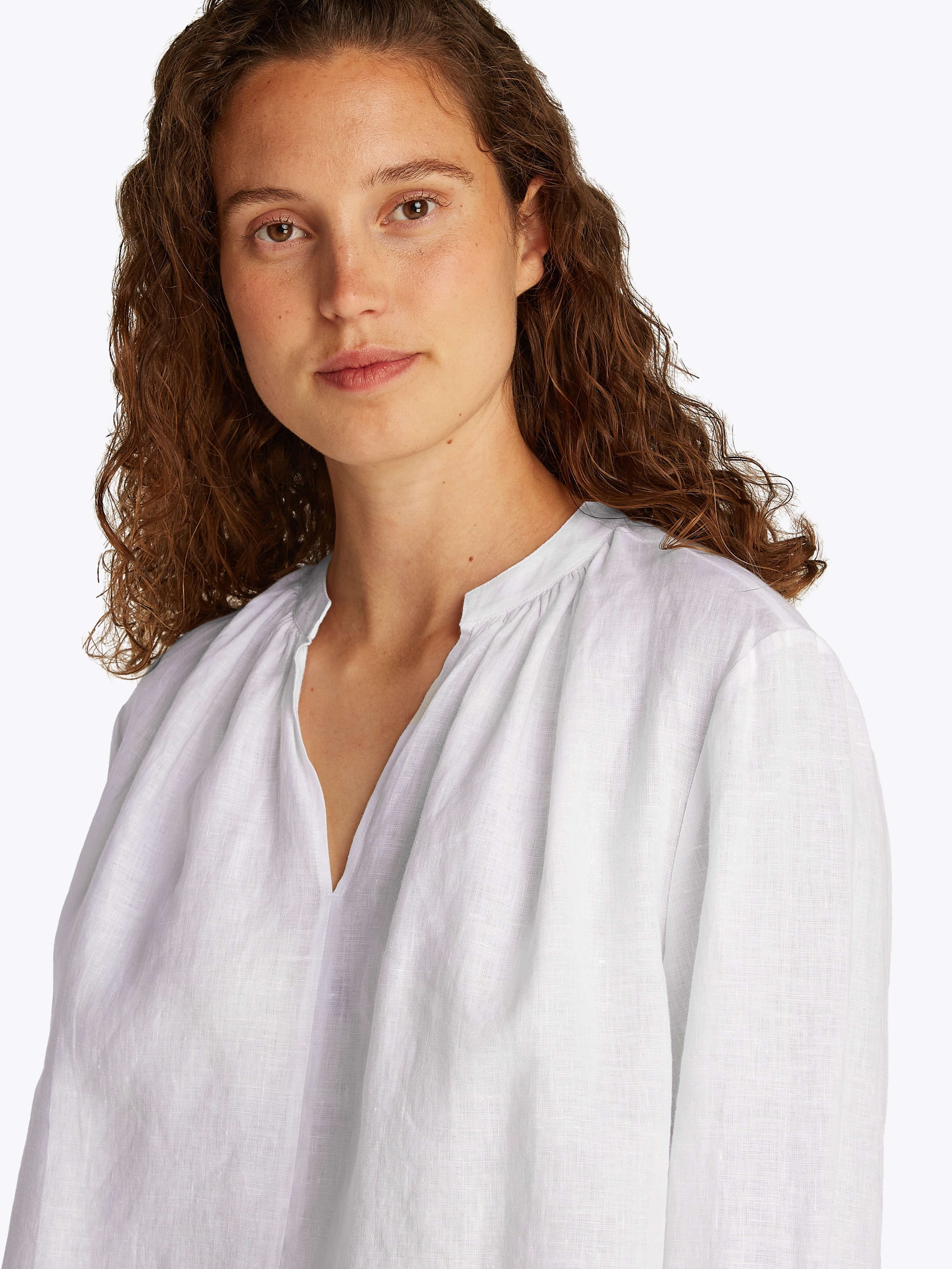 Tommy Hilfiger Klassische Bluse »ESS LINEN V-NECK BLOUSE«, mit Raffung,kühlendes Premium Leinen
