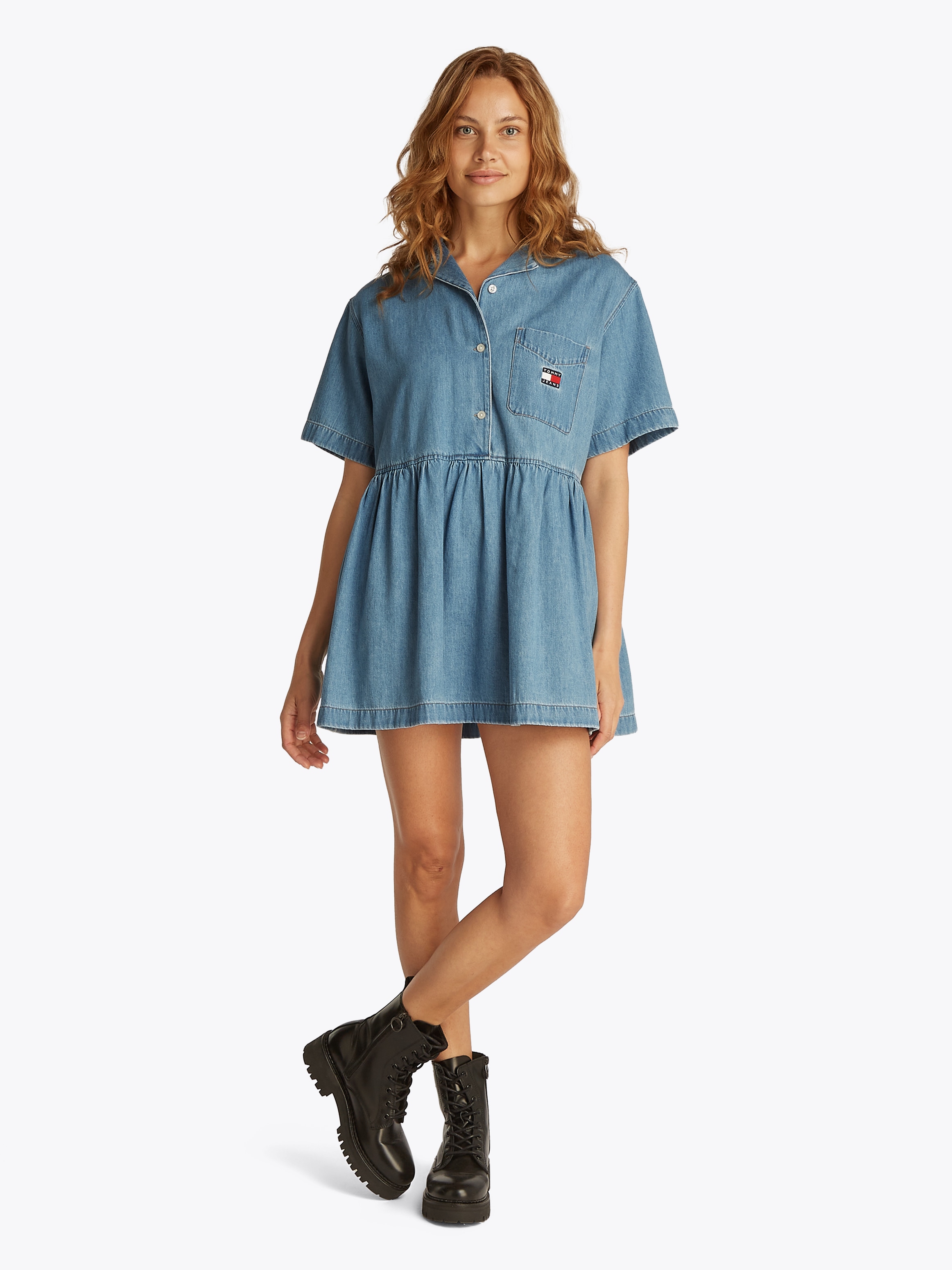 Tommy Jeans Jeanskleid »TJW LT DENIM DRESS EXT«, in Mini-Länge, mit Logostickerei, in blauer Waschung