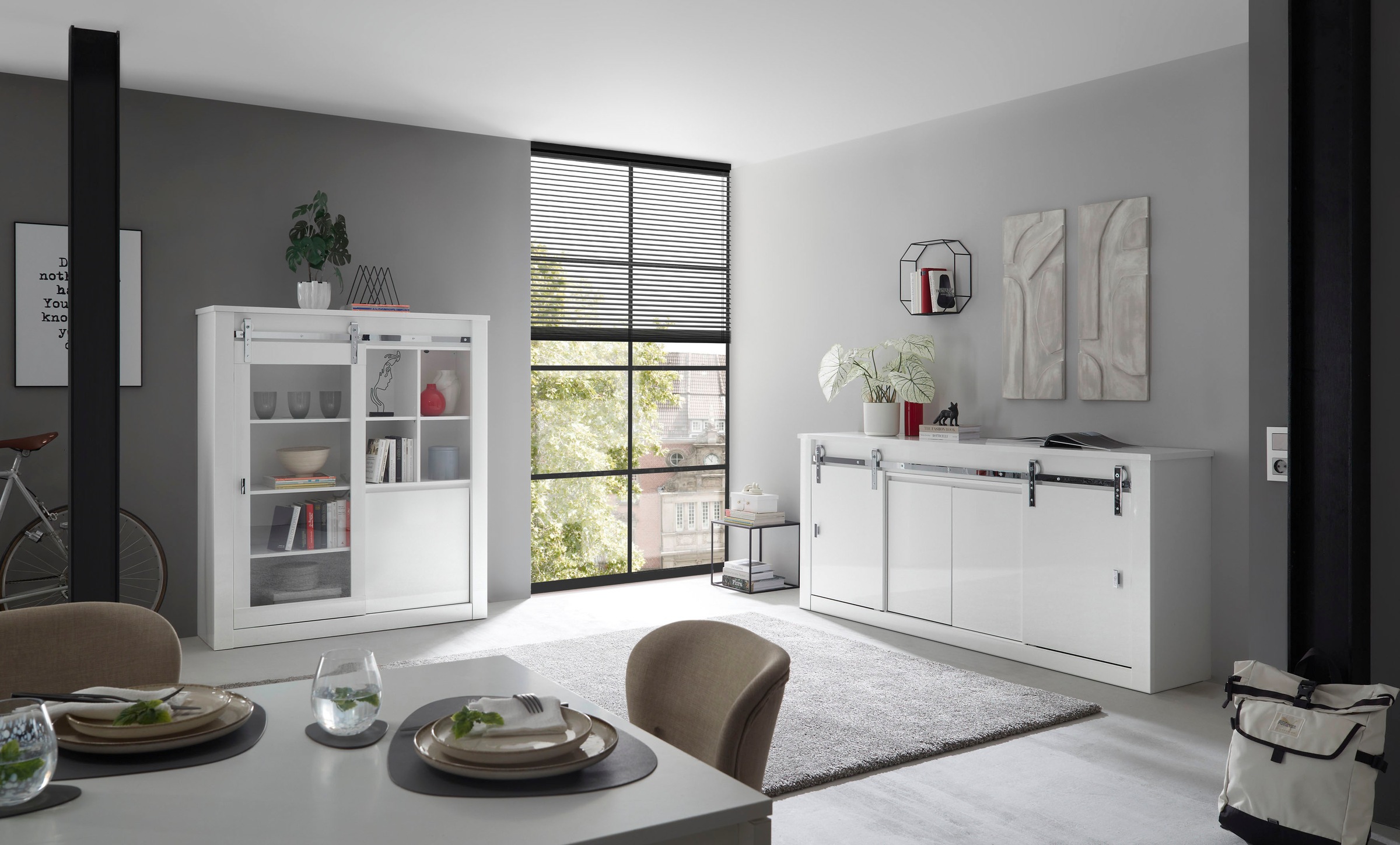 Home affaire Vitrine »Daytona, moderner Hochschrank, Glasvitrine in Weiß Hochglanz« mit Schiebetürenbeschlag in Chrom-Optik, ausreichend Stauraum