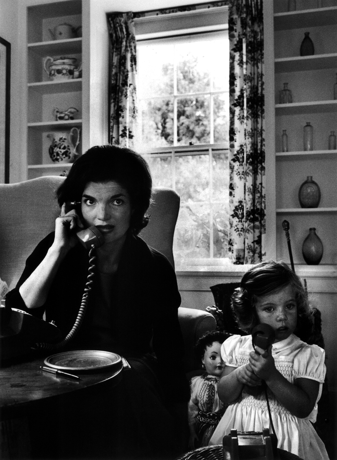 queence Acrylglasbild »The Phone«, Schwarz-Weiß-Frau-Stars-Portrait-Foto-Film-Filmfiguren-Filmszene, Fine Art-Print in Galeriequalität