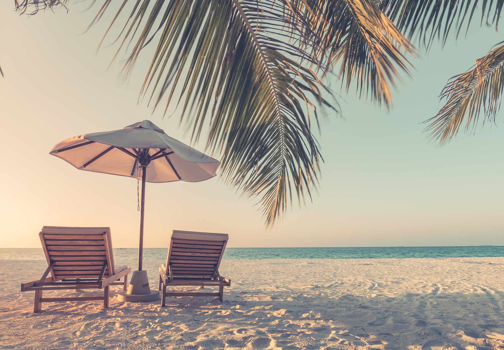 queence Fototapete »Strandliegen am Meer«, bedruckt-Meer-Motiv-natürlich-realistisch-Strand, Wandpaneele, selbstklebend, Tapete, Sticker, Wanddeko, XXL-Fotomotiv
