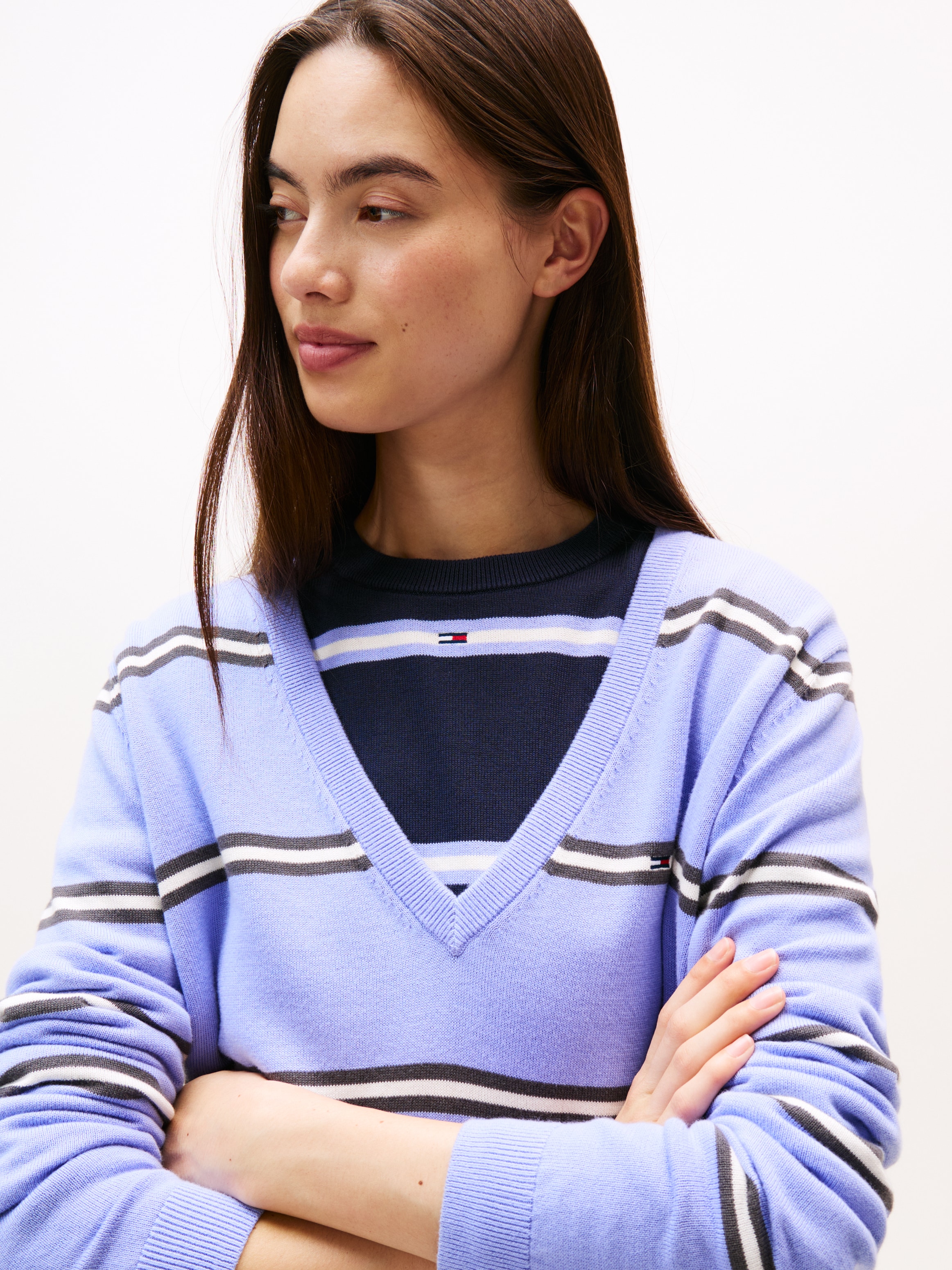 Tommy Jeans V-Ausschnitt-Pullover »TJW ESSENTIAL VNECK SWEATER EXT« mit Logostickerei