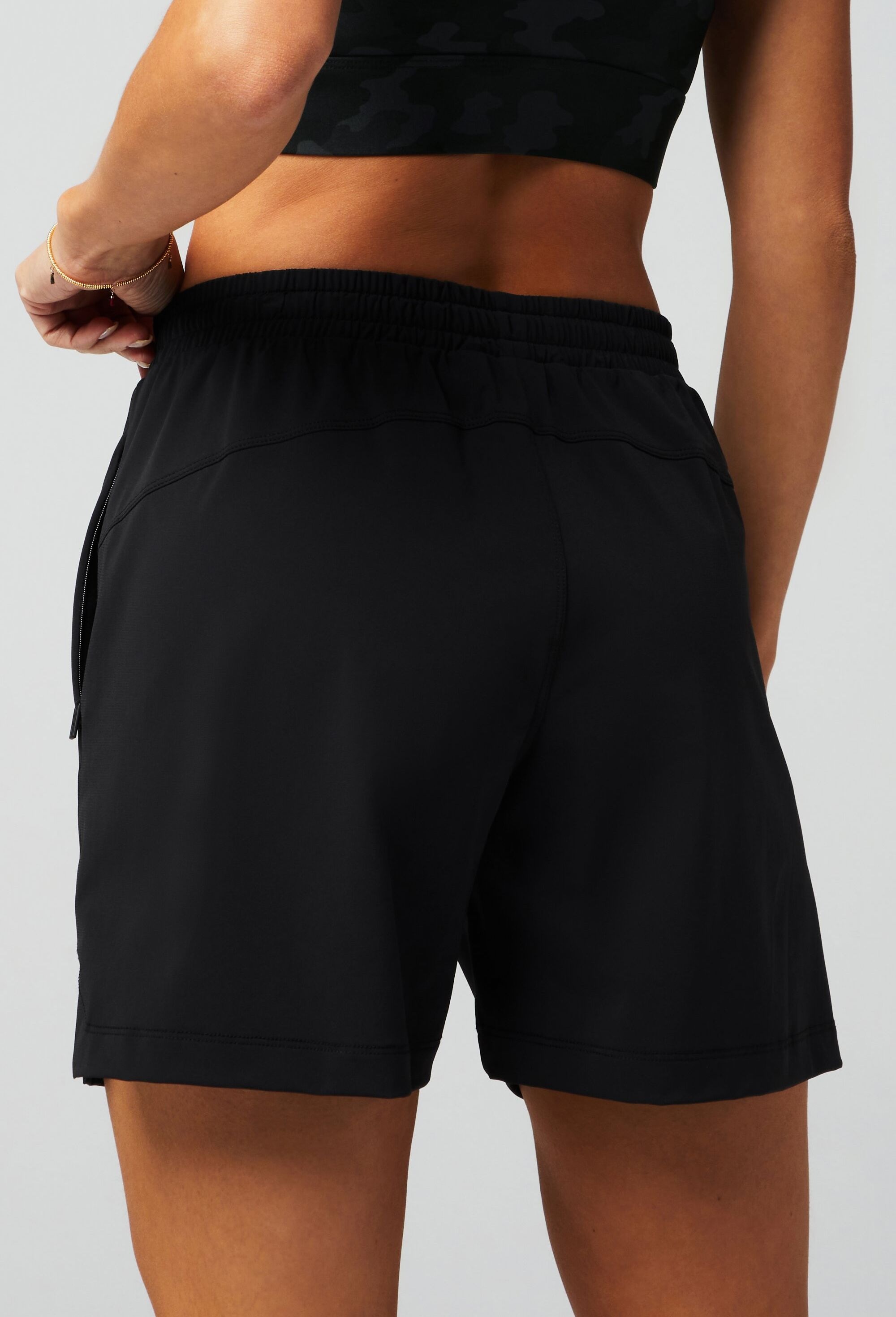 Fabletics Outdoorhose »Fabletics Shorts The One Short 12cm«  mit Reißverschlusstaschen