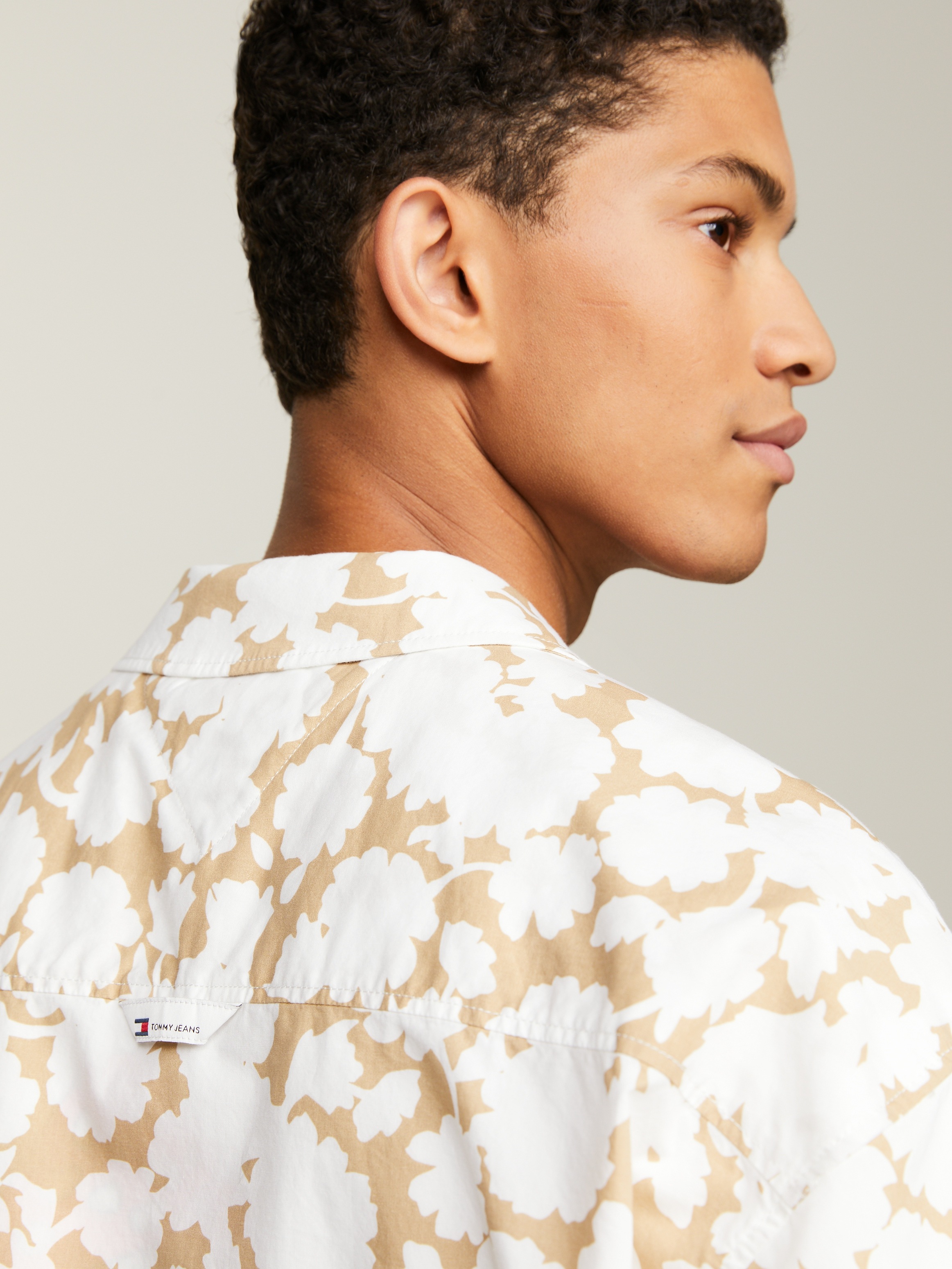 Tommy Jeans Kurzarmhemd »TJM RLX FLORAL AOP CAMP SHIRT«, mit Allover-Print