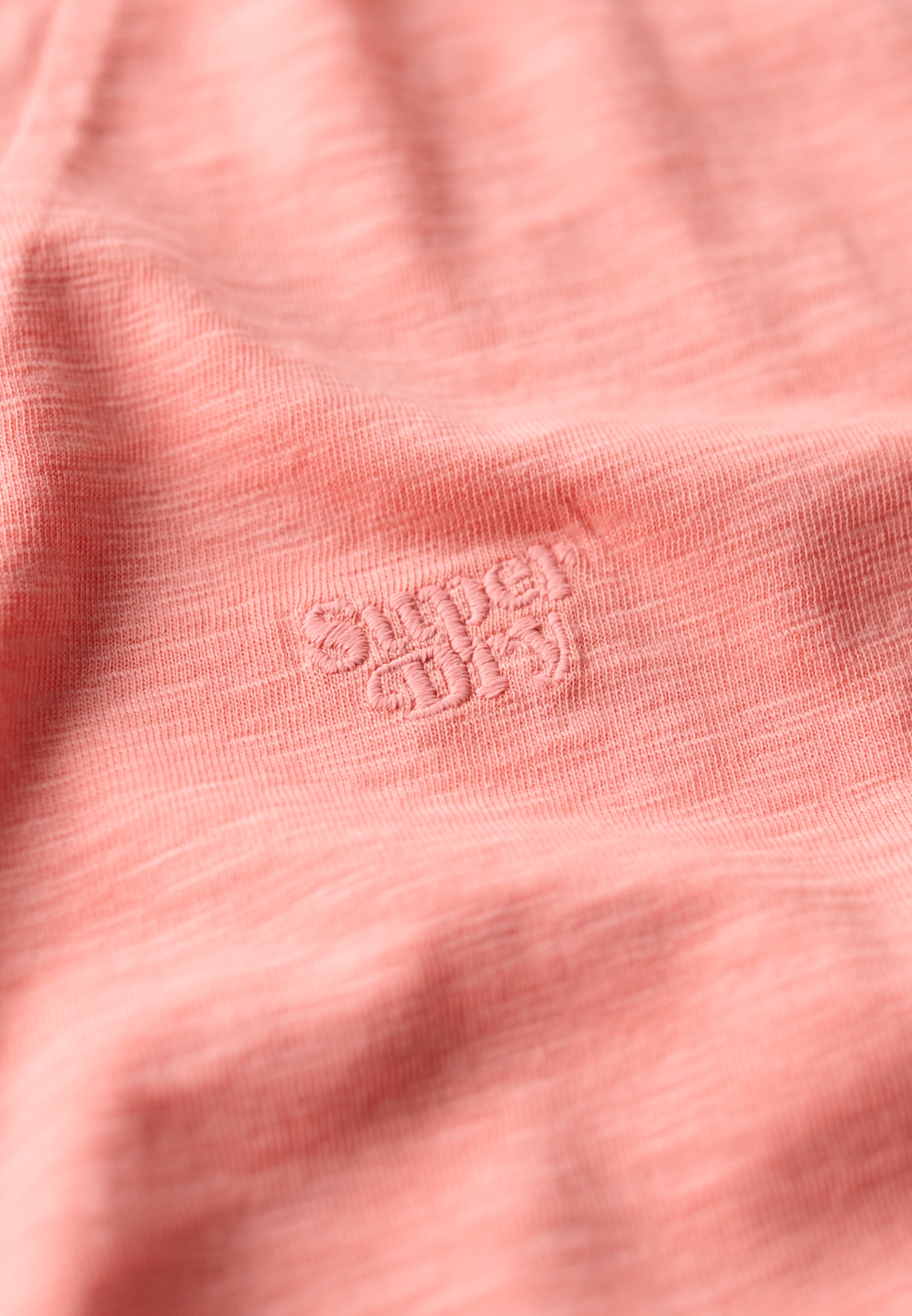 Superdry V-Shirt »STUDIOS SLUB EMB VEE TEE«, strukturiertes T-Shirt mit V-Ausschnitt und Stickerei