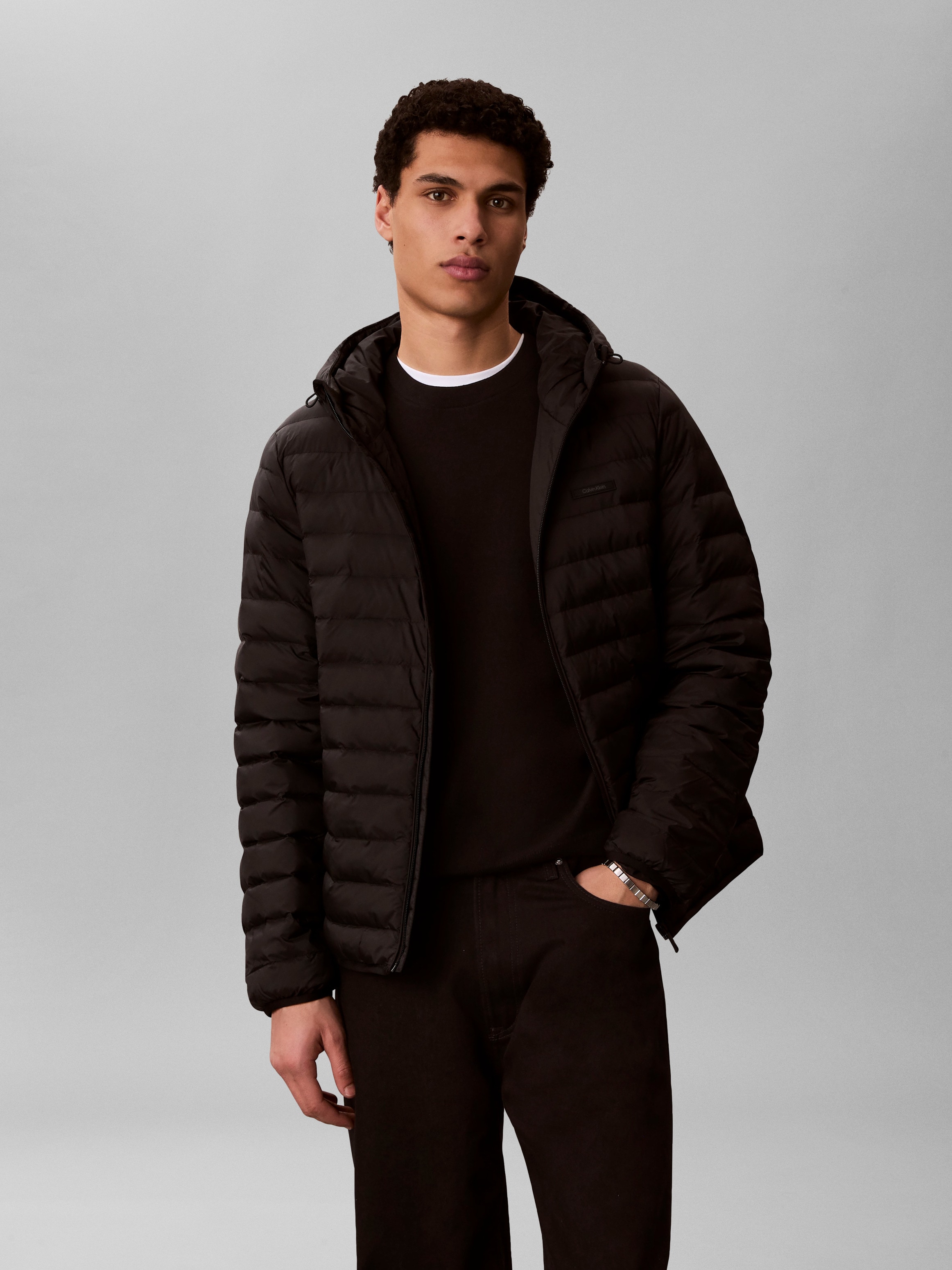 Calvin Klein Funktionsjacke »LS HOODED NYLON CHANNELED PUFFER« mit Kapuze Regular fit, mit Rundhalsausschnitt