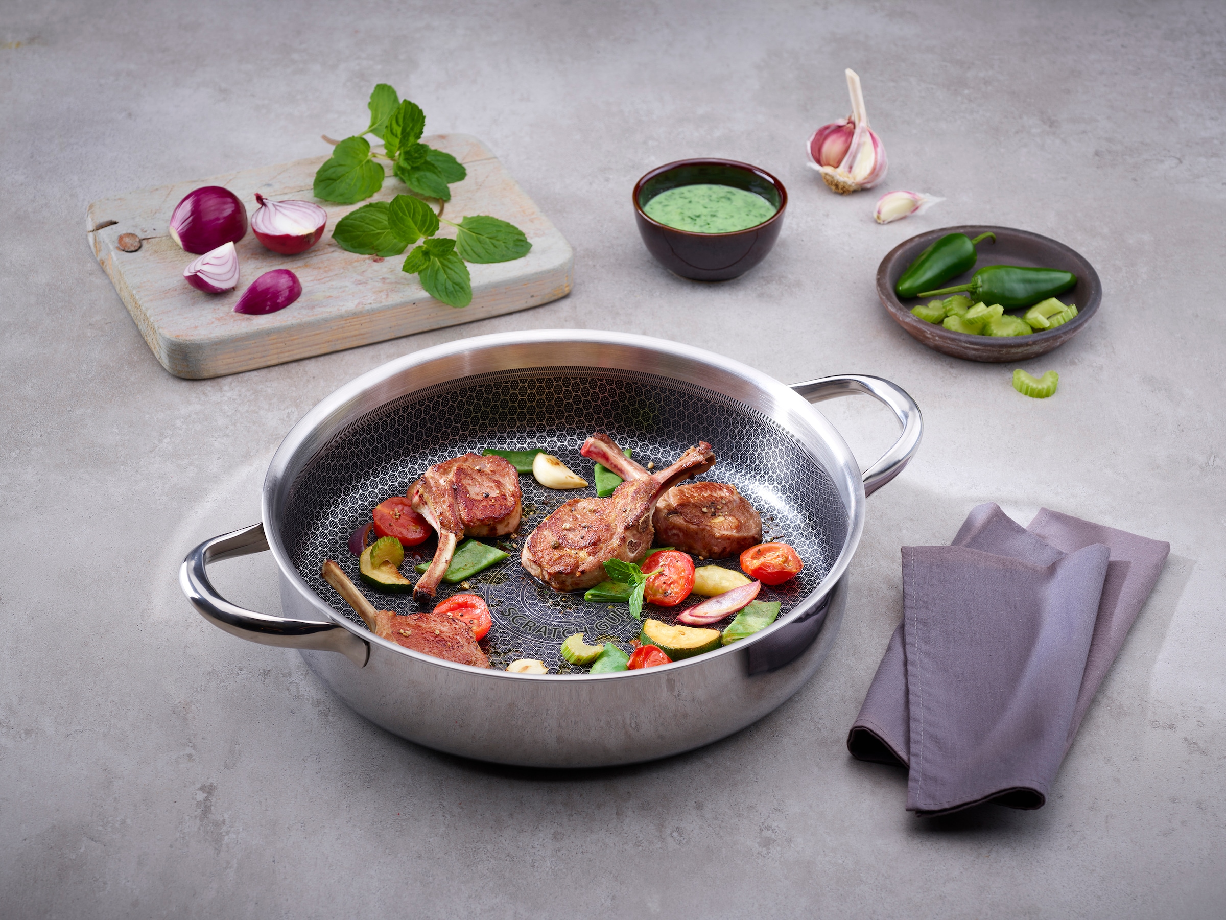 Elo Premium Servierpfanne »Relief Evolution Servierpfanne« Edelstahl 18/10 2 tlg. tlg. durchgehender Aluminium-Kern, außen magnetischer Edelstahl