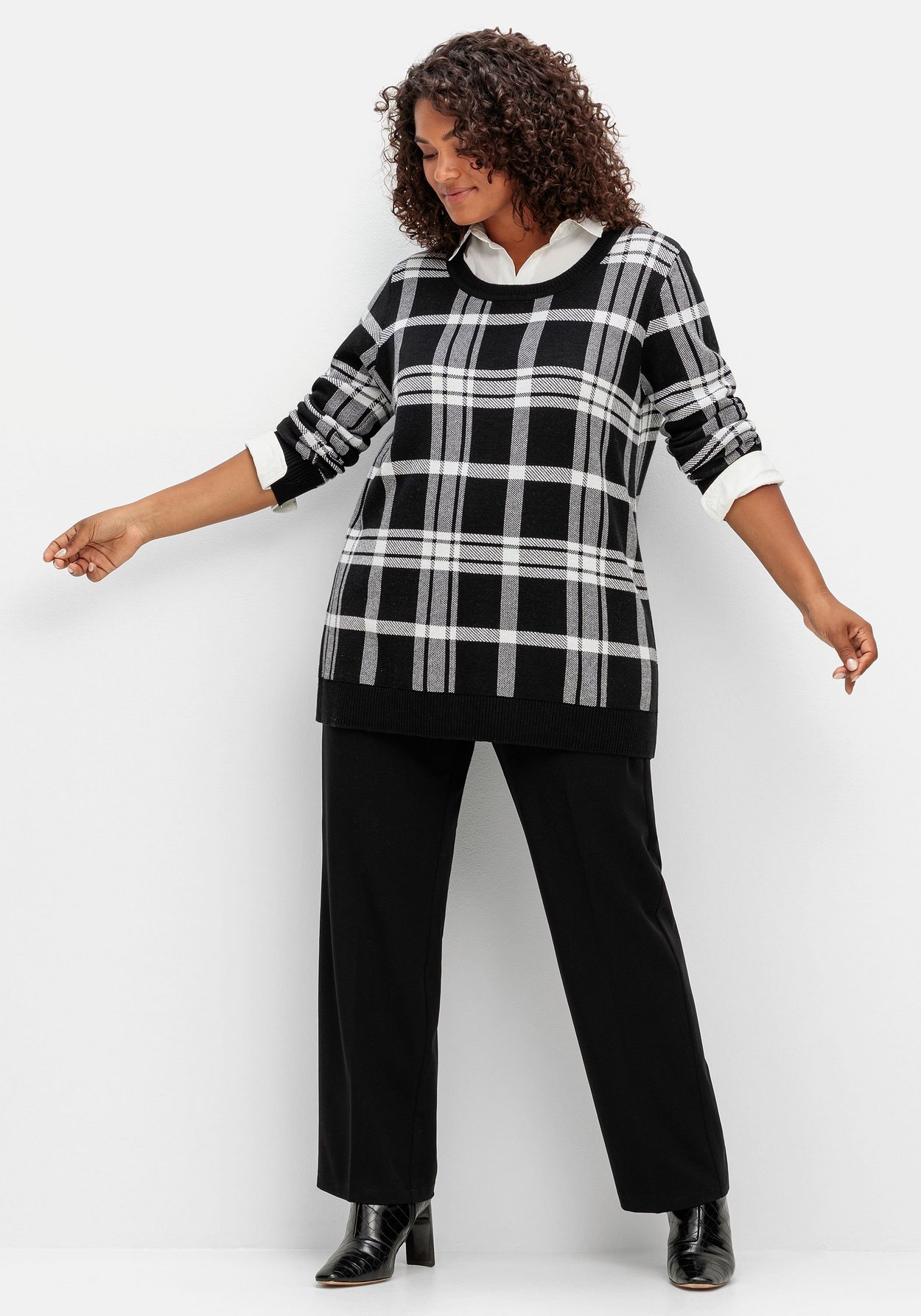 Sheego Rundhalspullover »Karierter Pullover mit Rundhals und Kontrastbündchen«, mit Rundhals und Kontrastbündchen