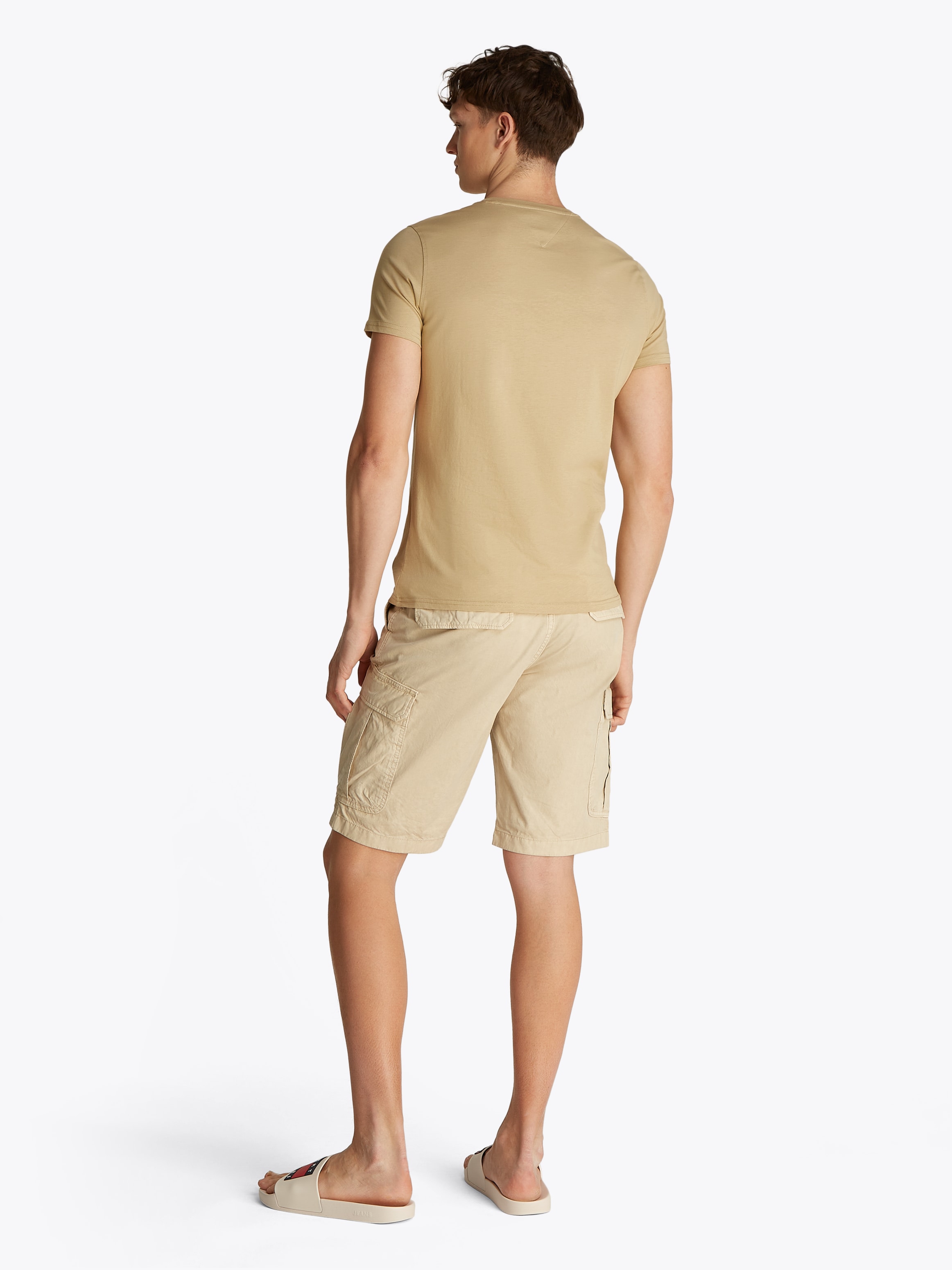 Tommy Jeans T-Shirt »TJM ESSENTIAL SOLID TEE«, mit Rundhalsausschnitt und dezenter Logo-Flag