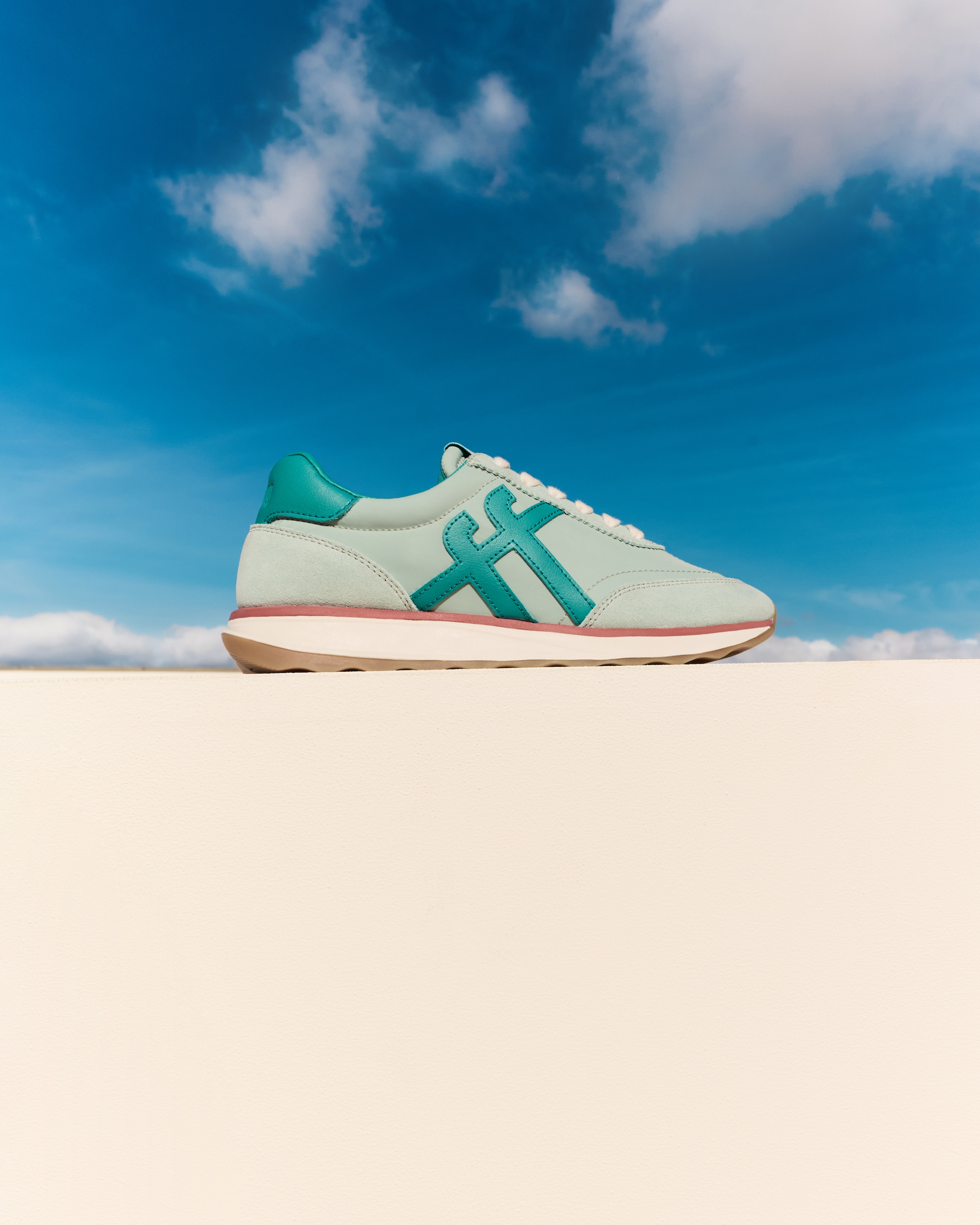 Fitflop Keilsneaker »RETRO-Q FF FABRIC/SUEDE SNEAKERS«  Schnürschuh, Freizeitschuh, Halbschuh mit Kontrastbesatz