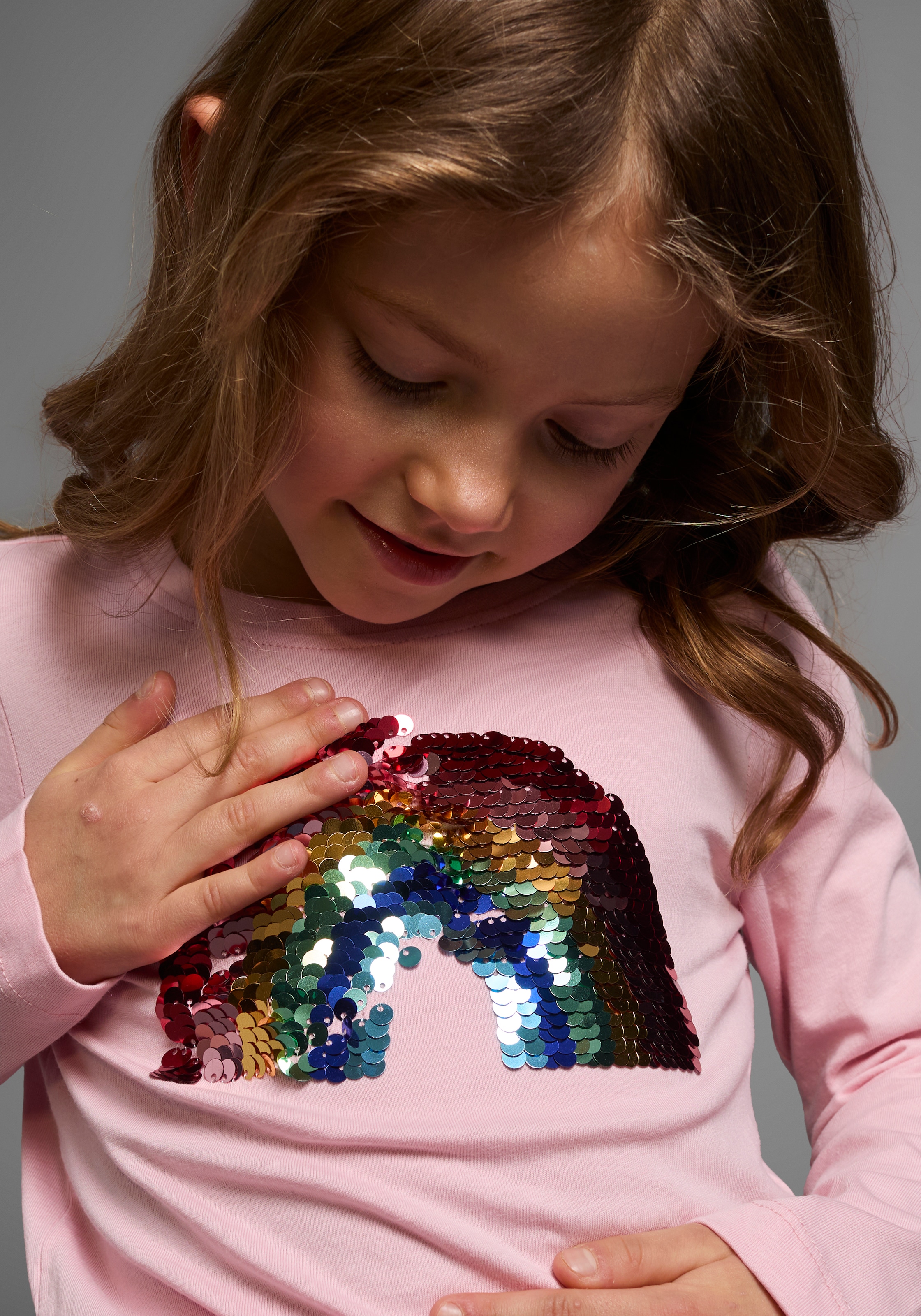 KIDSWORLD Langarmshirt »Regenbogen Pailletten-Applikation«, Langarm, Basic-Passform, mit schimmernden Pailletten-Applikationen