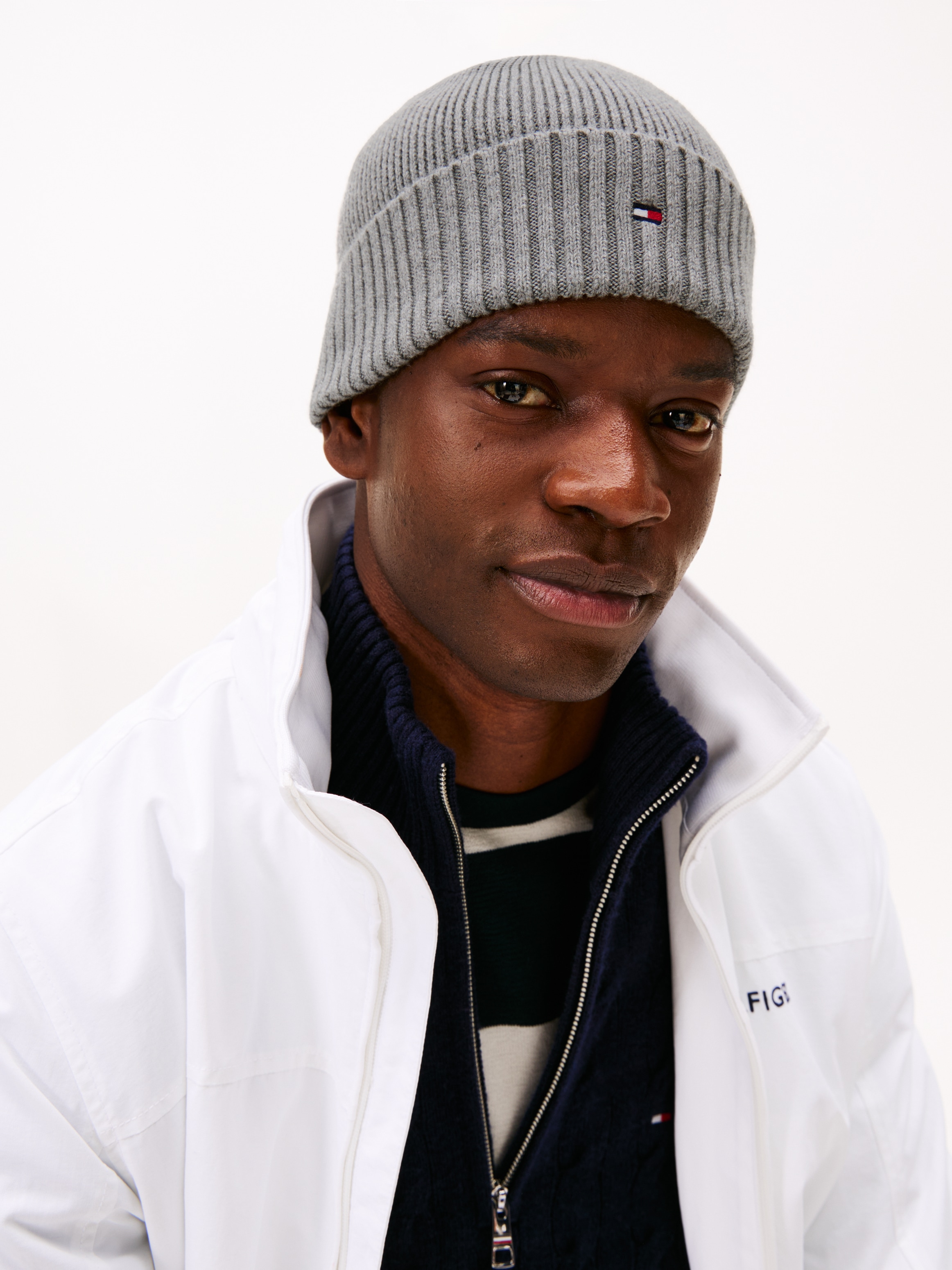 Tommy Hilfiger Strickmütze »TH FLAG PIMA COTTON BEANIE« Beanie mit Logostickerei, mit Kaschmiranteil Unisex