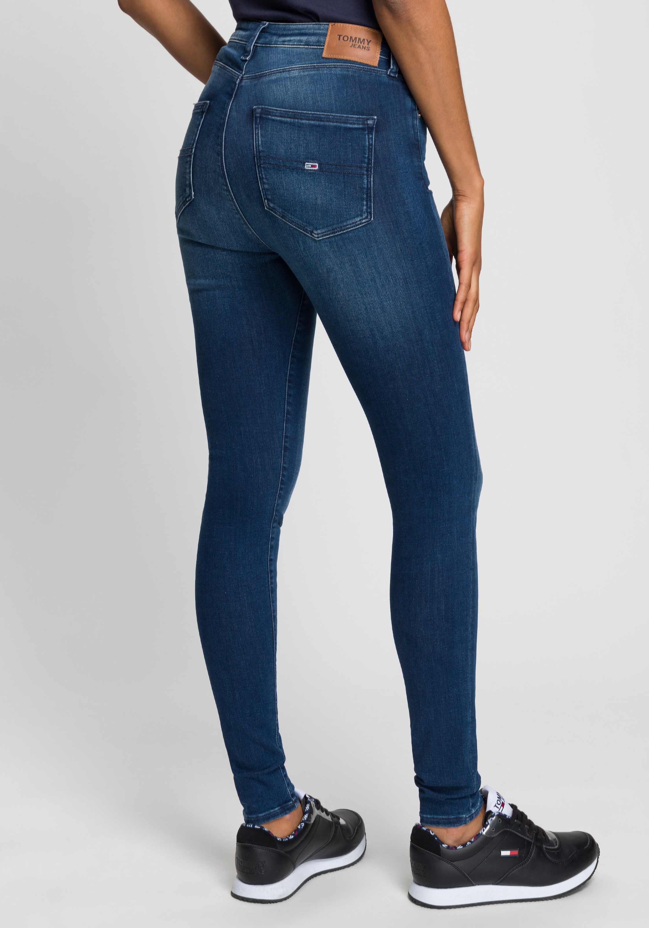 Jeans »SYLVIA bequemen und SUPER Sitz. perfekten einen SKNY«, bei Hochwertige HR Skinny-fit-Jeans für Materialien Tommy