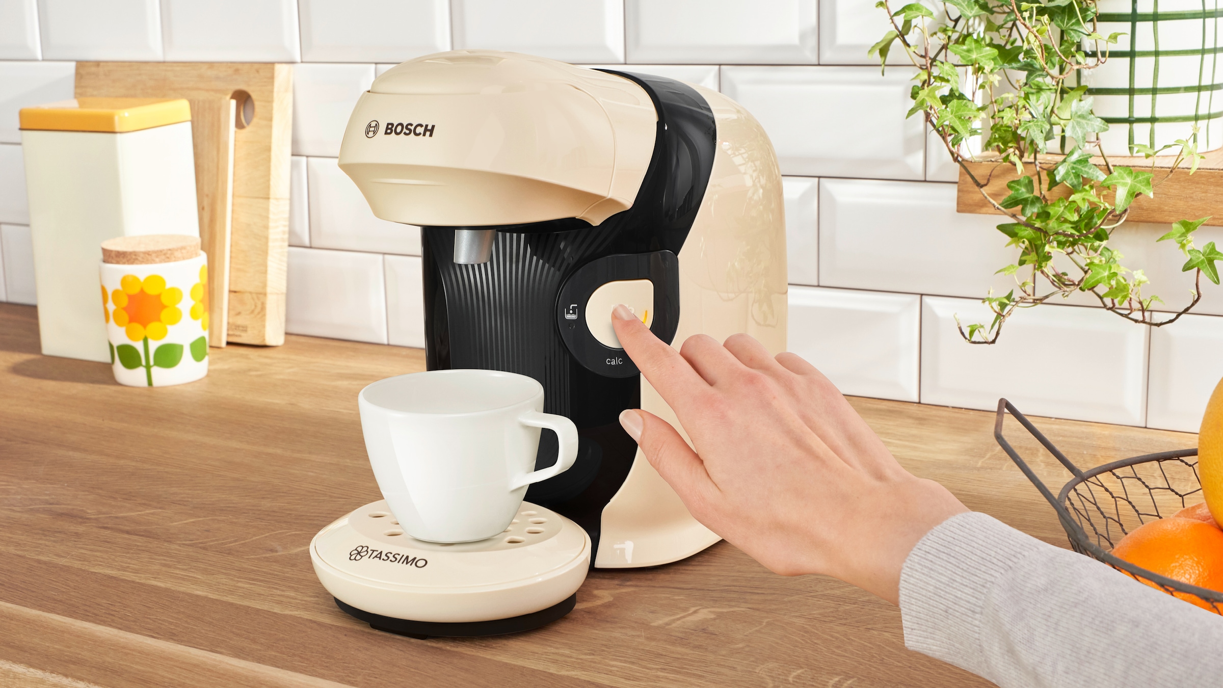 TASSIMO Kapselmaschine »style friendly TAS117E, über 70 Getränke, platzsparend«, nachhaltig, geeignet für alle Tassen, Wassertank 0,7 L, creme/schwarz