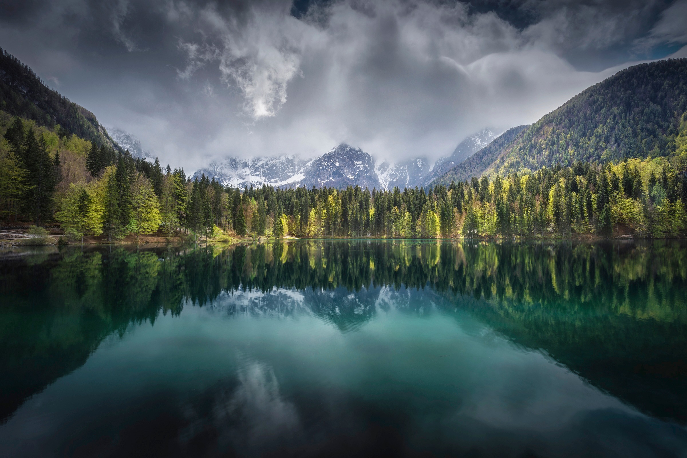 Papermoon Fototapete »Photo-Art CLARA GAMITO, BERGSEE AN BEWÖLKTEM TAG«