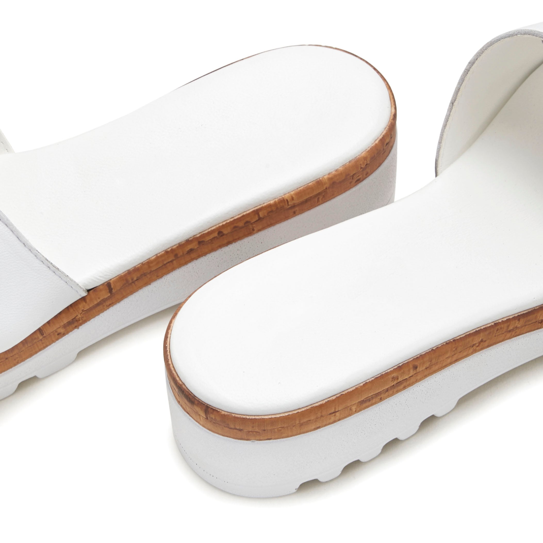 LASCANA Pantolette »Sandale, Sommerschuh, offener Schuh, Mule,«  aus Leder mit dezentem Keilabsatz