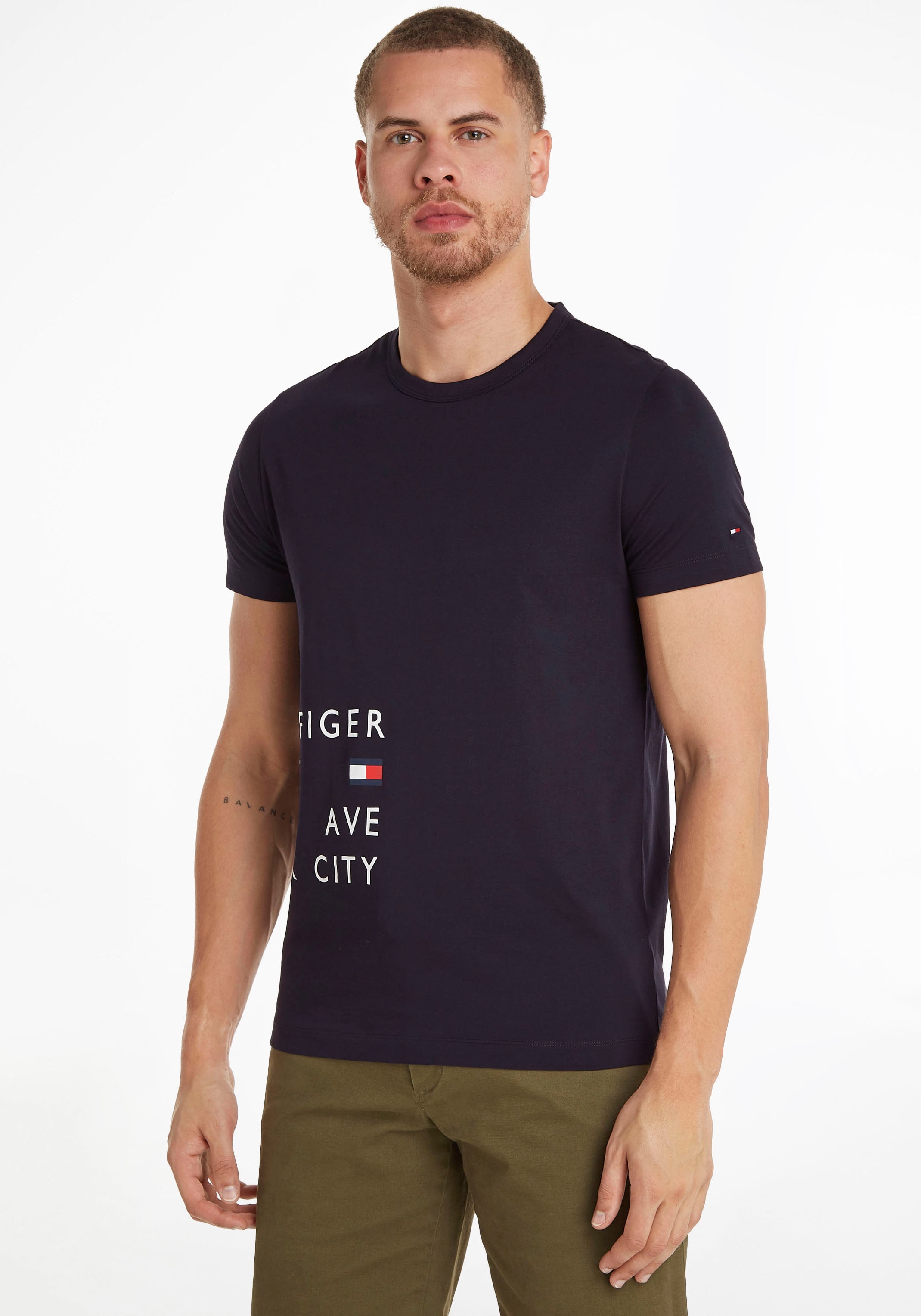 Tommy Hilfiger T-Shirt »OFF PLACEMENT TEE« mit beidseitigem Logoschriftzug