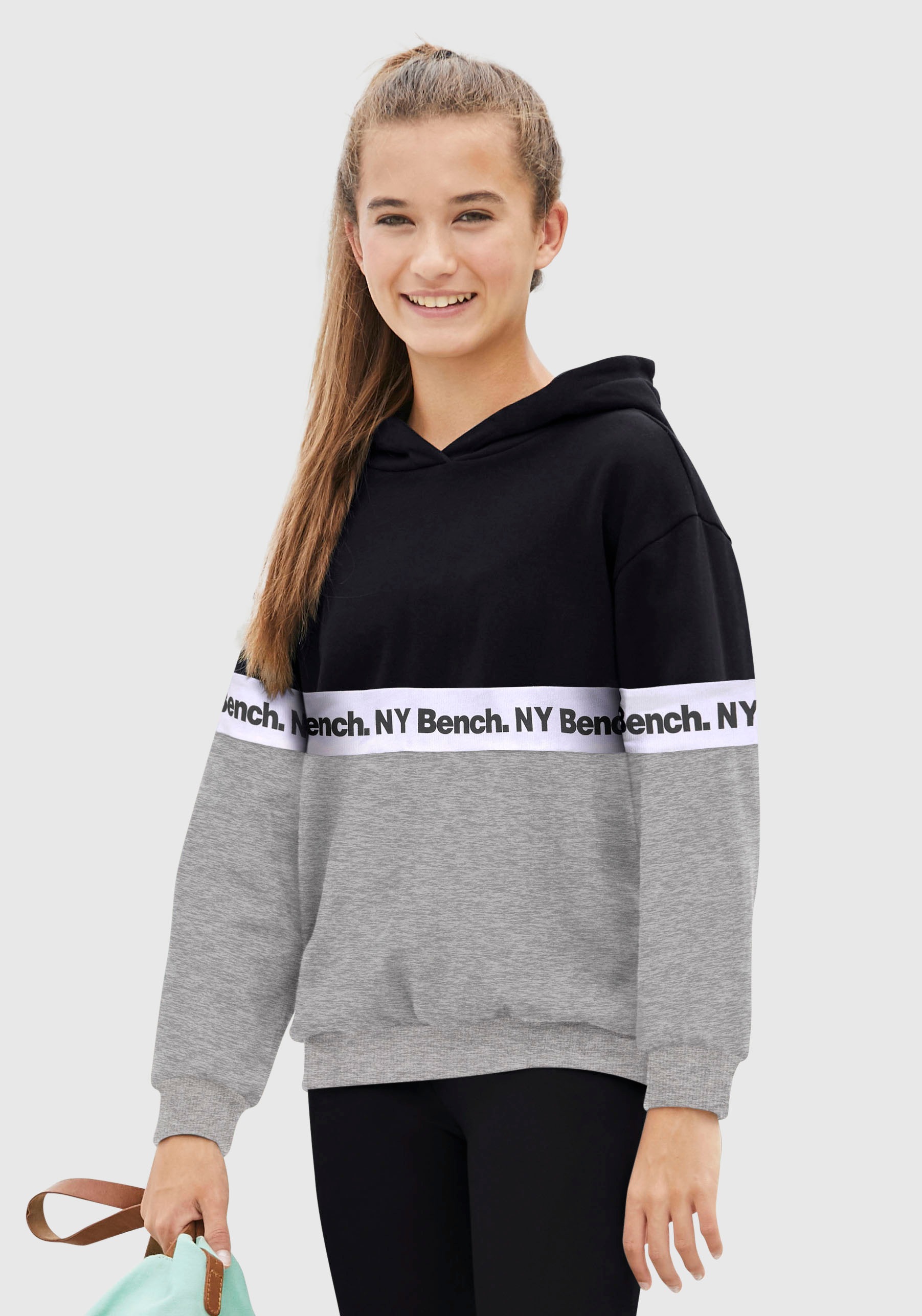 Bench. Kapuzensweatshirt, mit fortlaufendem Logodruck bei ♕