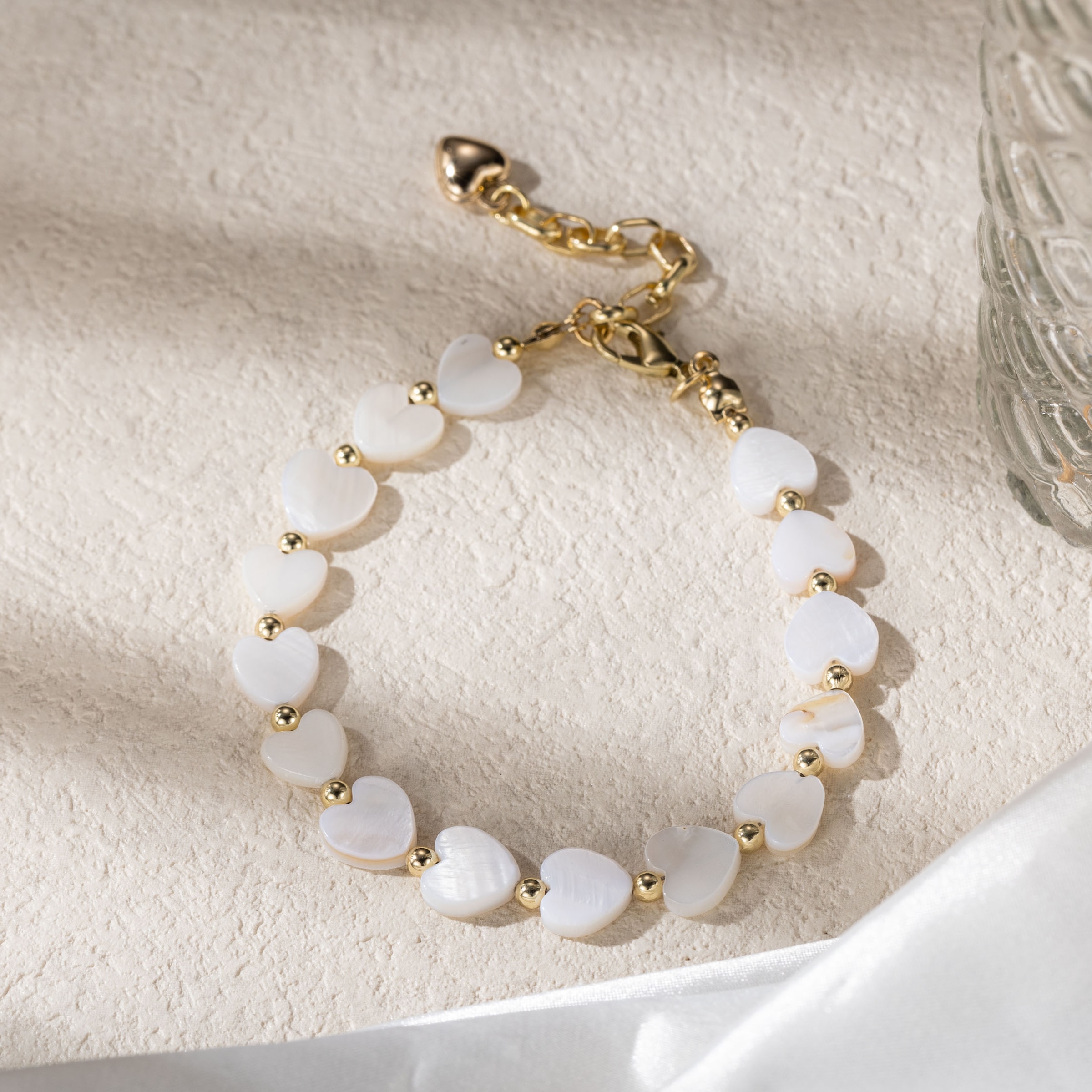 Firetti Armband »Schmuck Geschenk Edelstahl Armschmuck Herzkettengliederung Liebe« mit Perlmutt