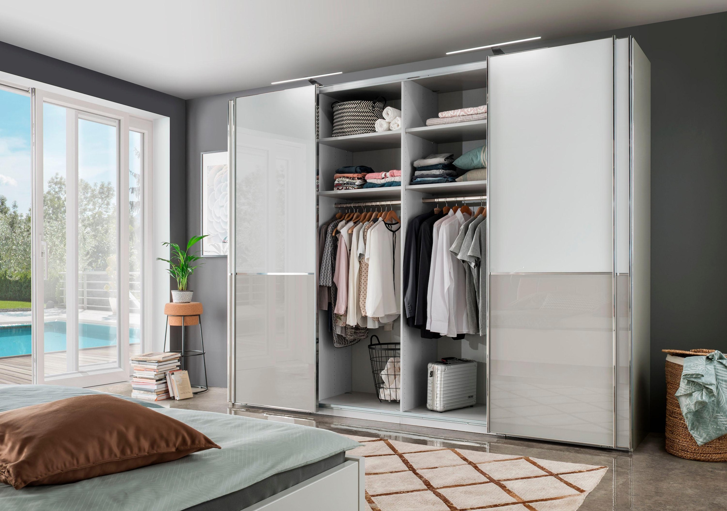 WIEMANN Schwebetürenschrank »Shanghai, Made in Germany,«, mit praktischer Panorama-Tür und edler Glasfront, lautlos gleitend