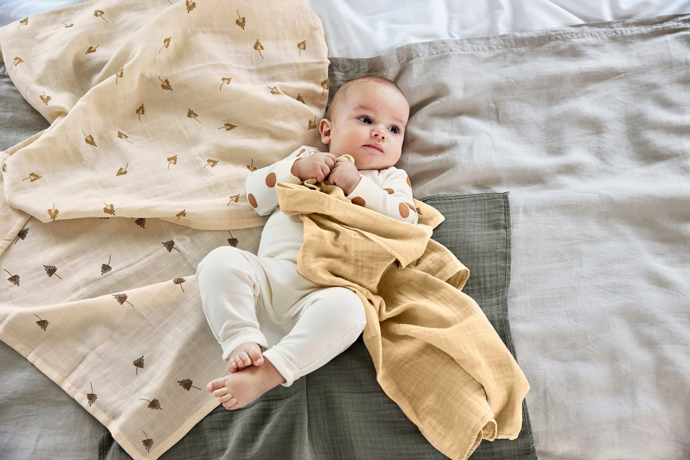 LÄSSIG Stoffwindeln »LÄSSIG X Raddis® Cotton, Einschlag- und Mulltuchset L, Curry«, (Set, 3 St.), mit wiederverwendbarem Baumwollbeutel