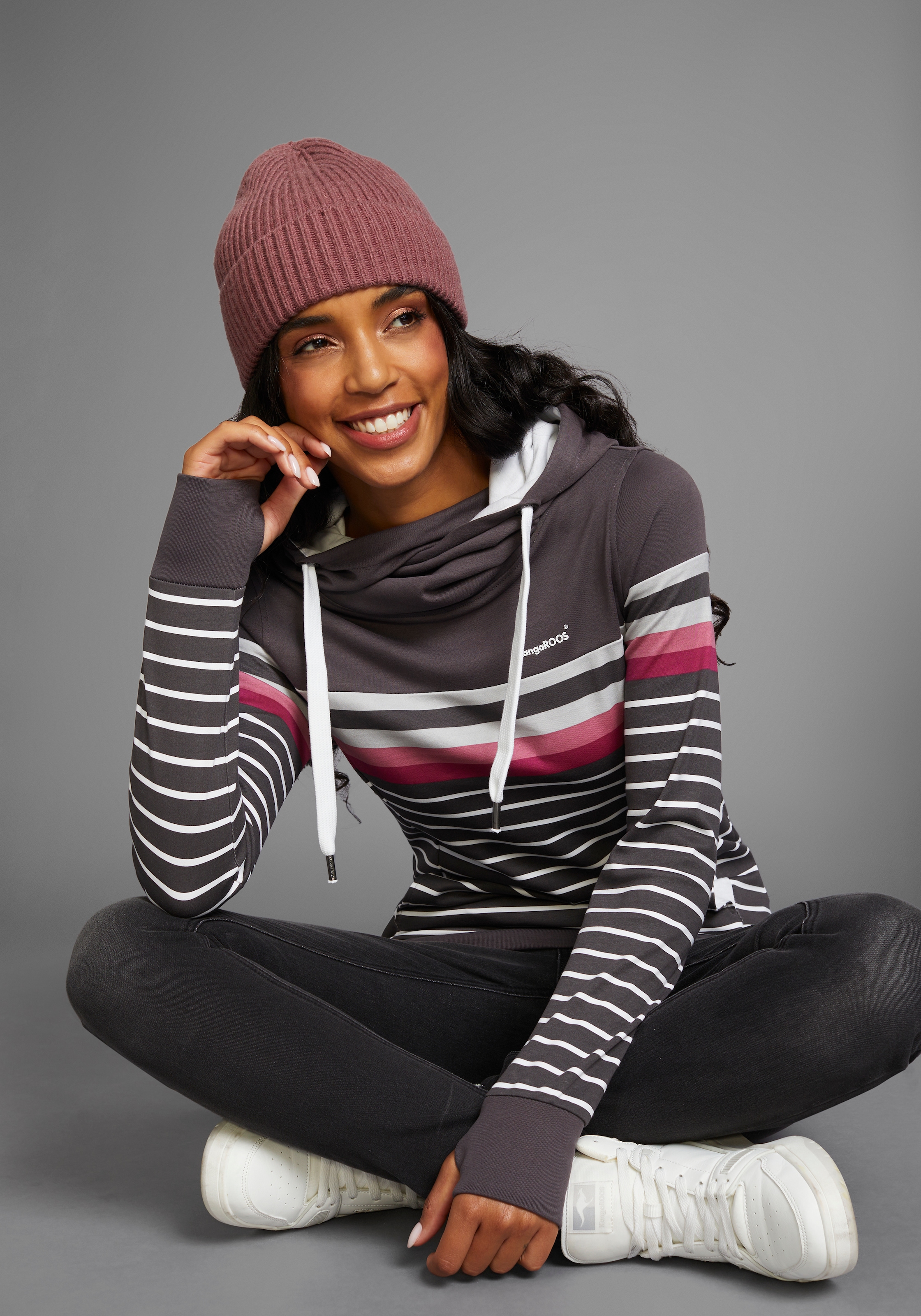 KangaROOS Kapuzensweatshirt , Langarm mit Daumenlöchern,  bequem geschnitten und hüftbedeckend
