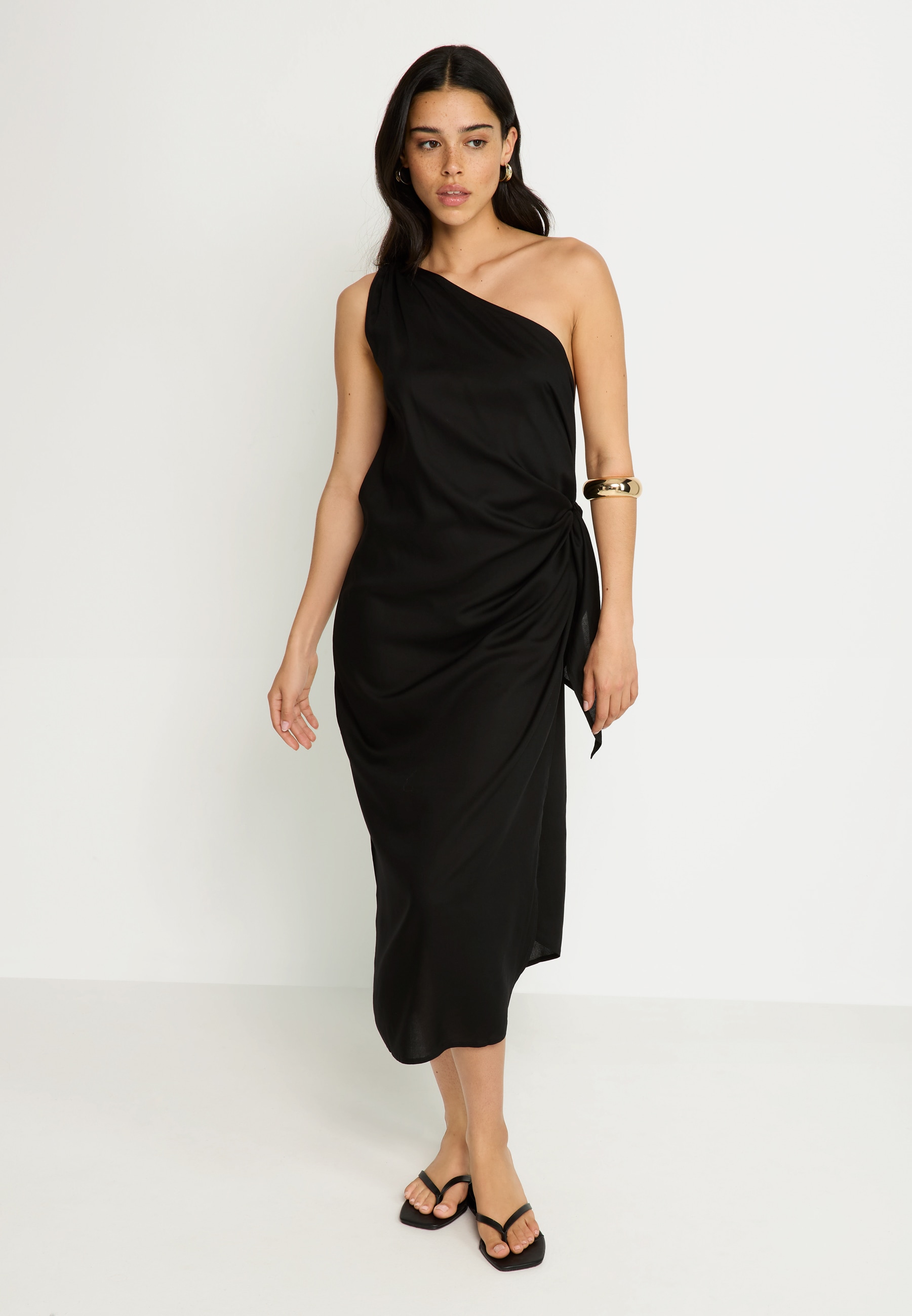 LSCN by LASCANA One-Shoulder-Kleid, mit goldfarbenen Zieraccessoire am Träger, Strandkleid
