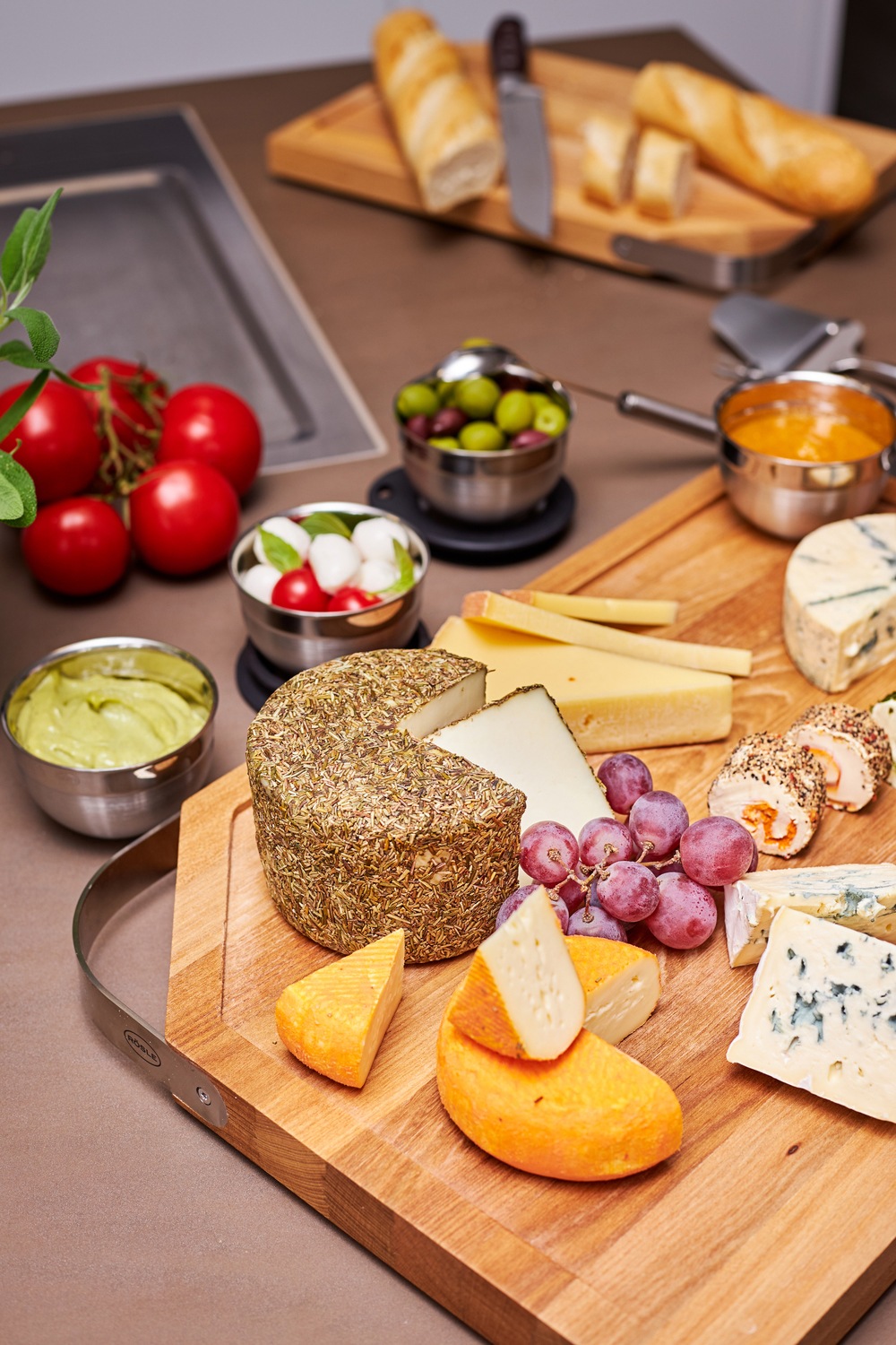 RÖSLE Schneidebrett mit Edelstahlgriff, für die Küche oder als Servierbrett, aus Ulmenholz