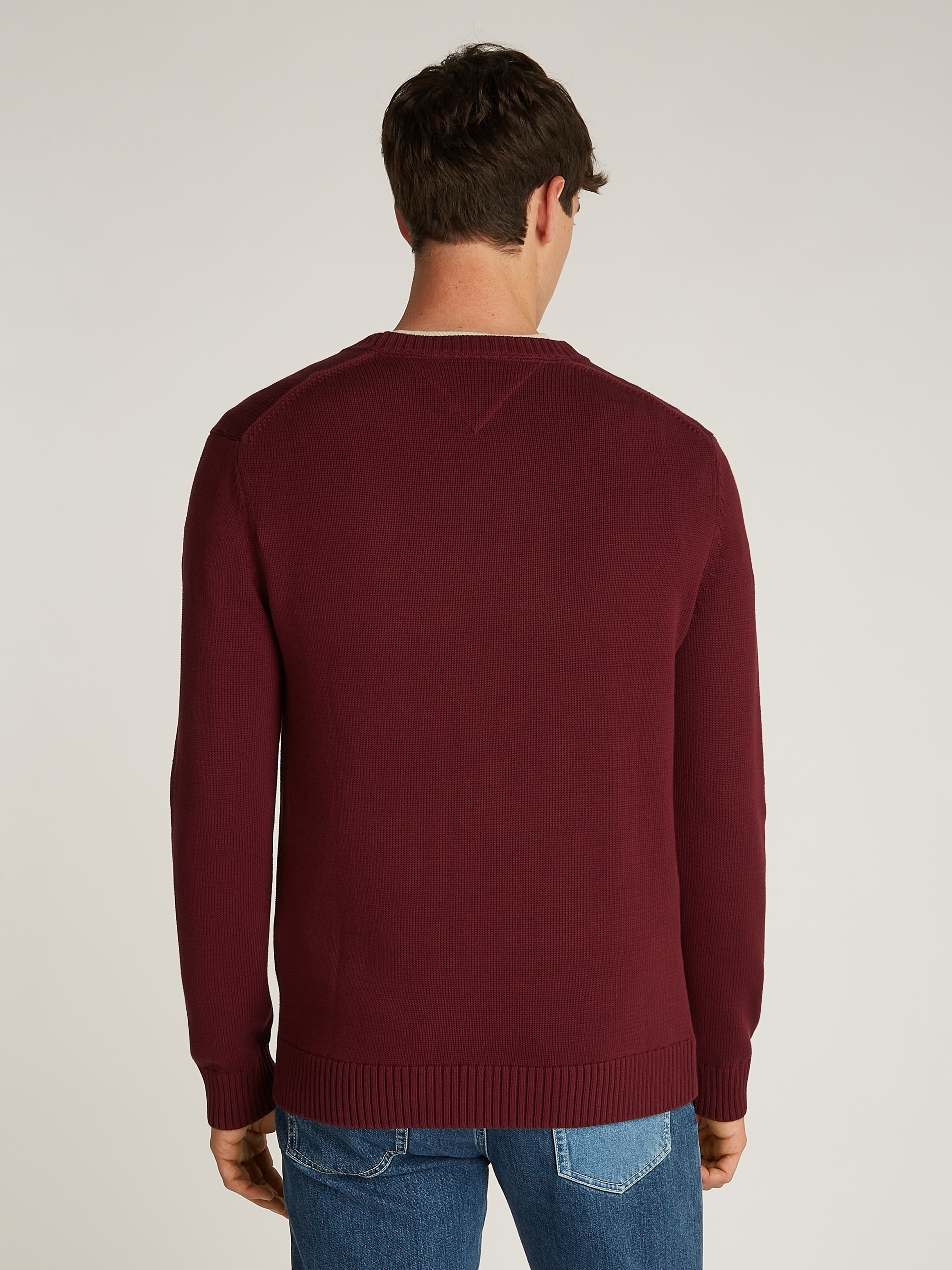Tommy Jeans Strickpullover »TJM SLIM ESSNTLS C-NECK SWEATER«, mit Markenlogo auf der Brust
