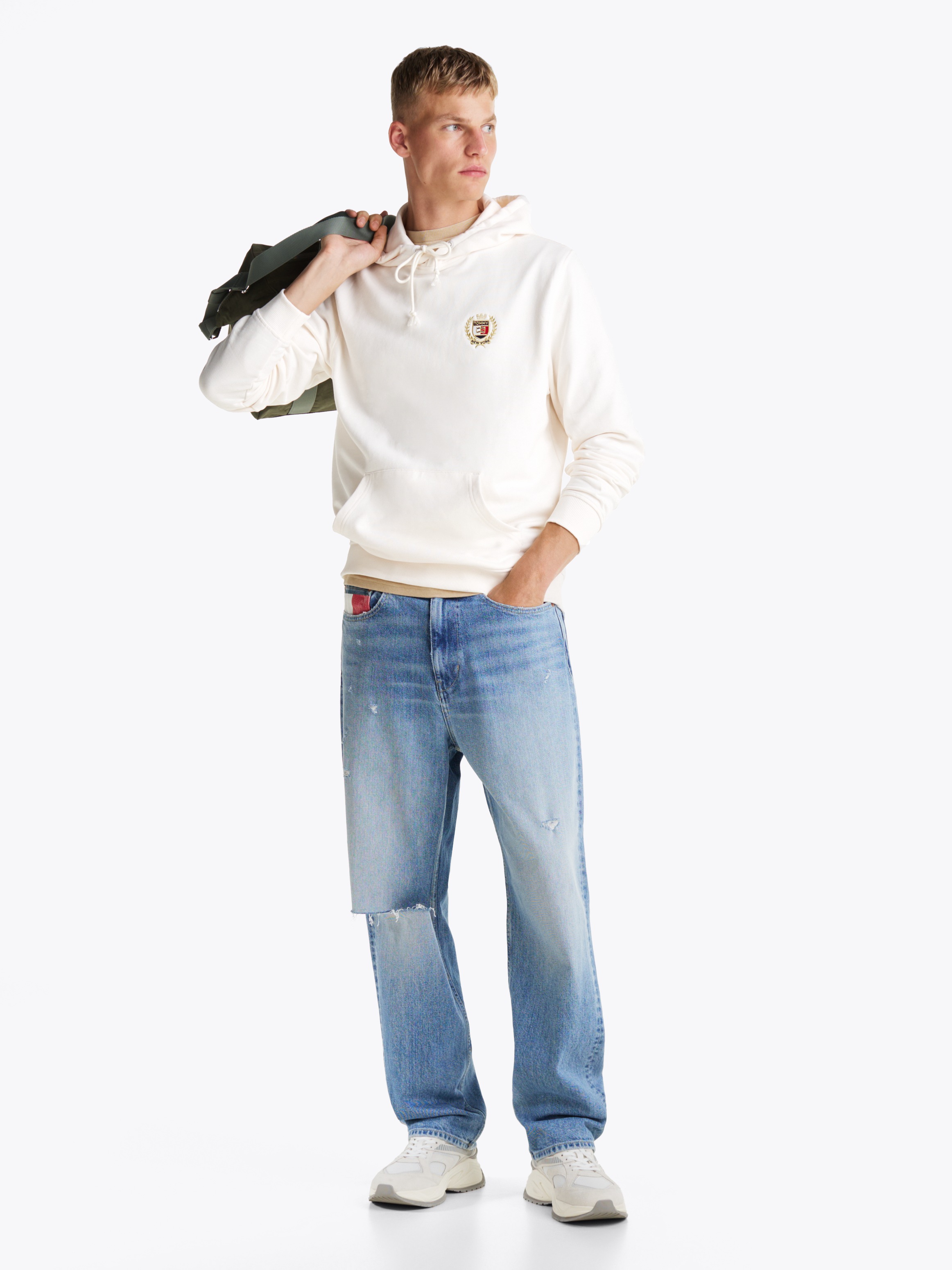 Tommy Jeans Sweatshirt »TJM REG TJ FLAG CREST HOOD EXT«, besticktes Markenlogo auf Brusthöhe