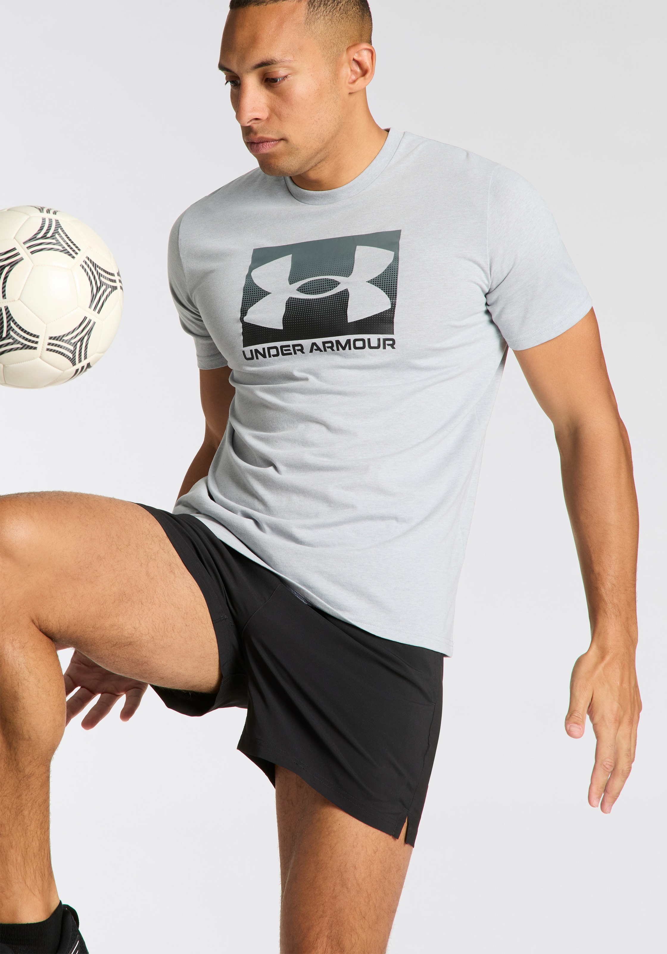 Under Armour® T-Shirt »UA M BOXED SPORTS UPDATED SS« sportlicher Stil, Rundhalsausschnitt, aus Baumwolle und Polyester