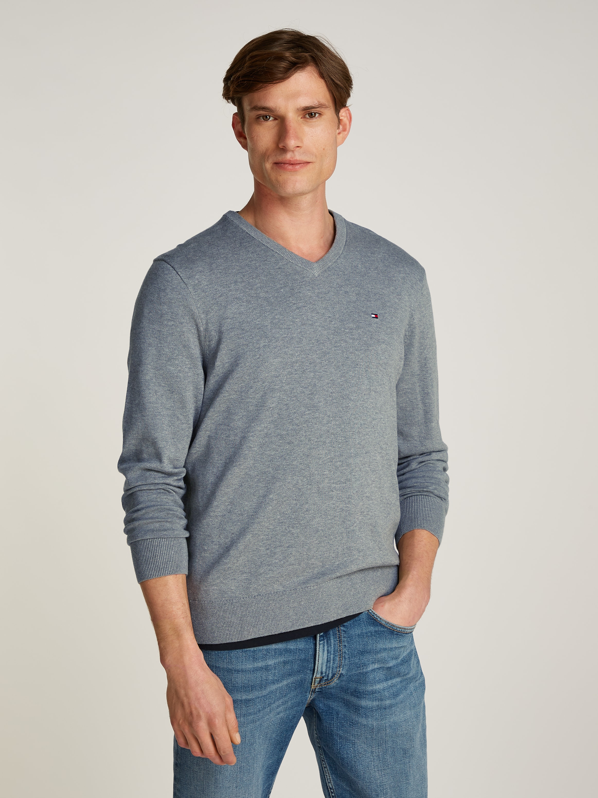 Tommy Hilfiger Strickpullover »ESSENTIAL COTTON V NECK mit V-Ausschnitt und Stickerei« unifarben, casual, regular fit, Baumwolle, V-Ausschnitt