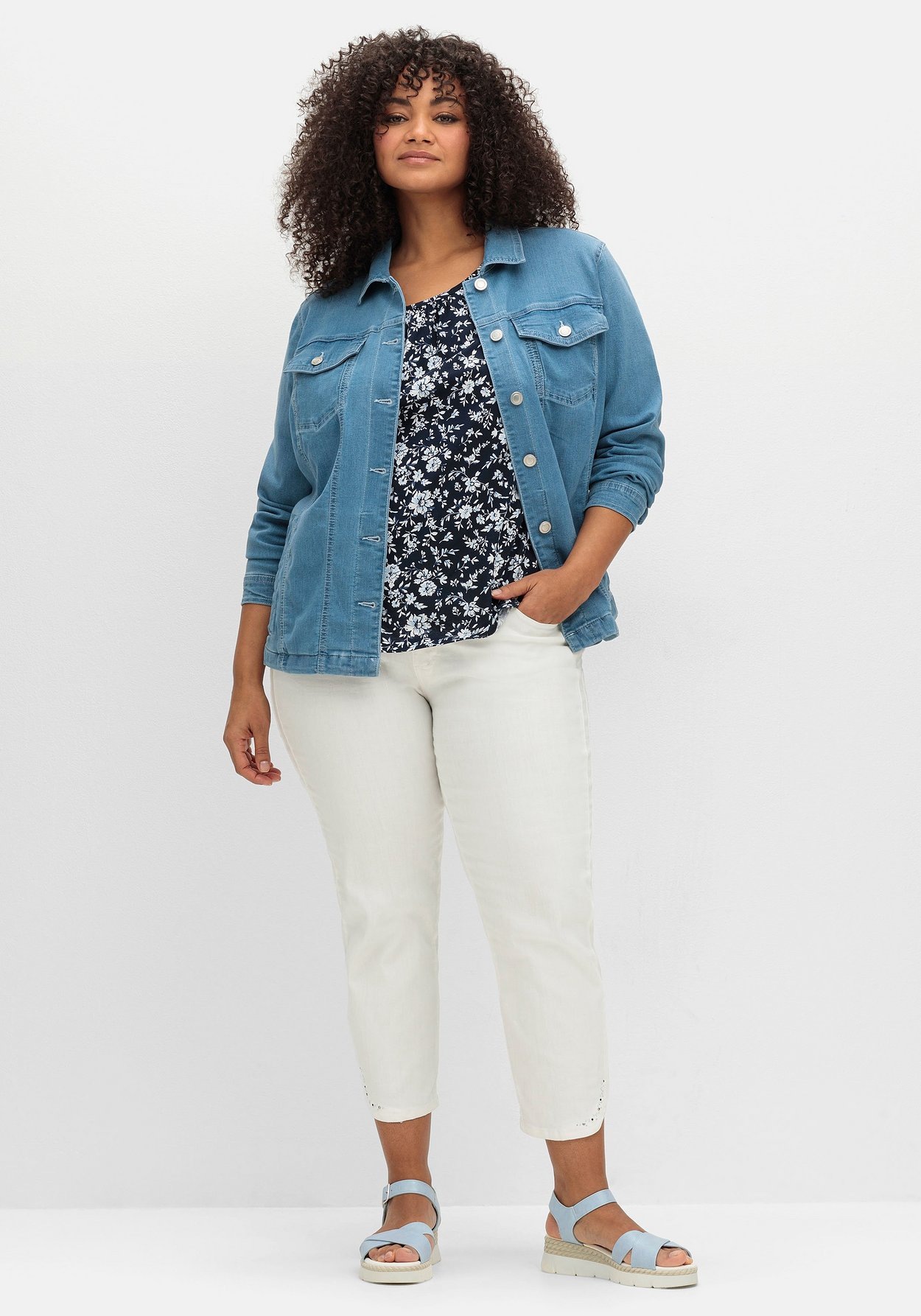Sheego Jeansjacke »Jeansjacke mit Hemdkragen und Brusttaschen«, ohne Kapuze