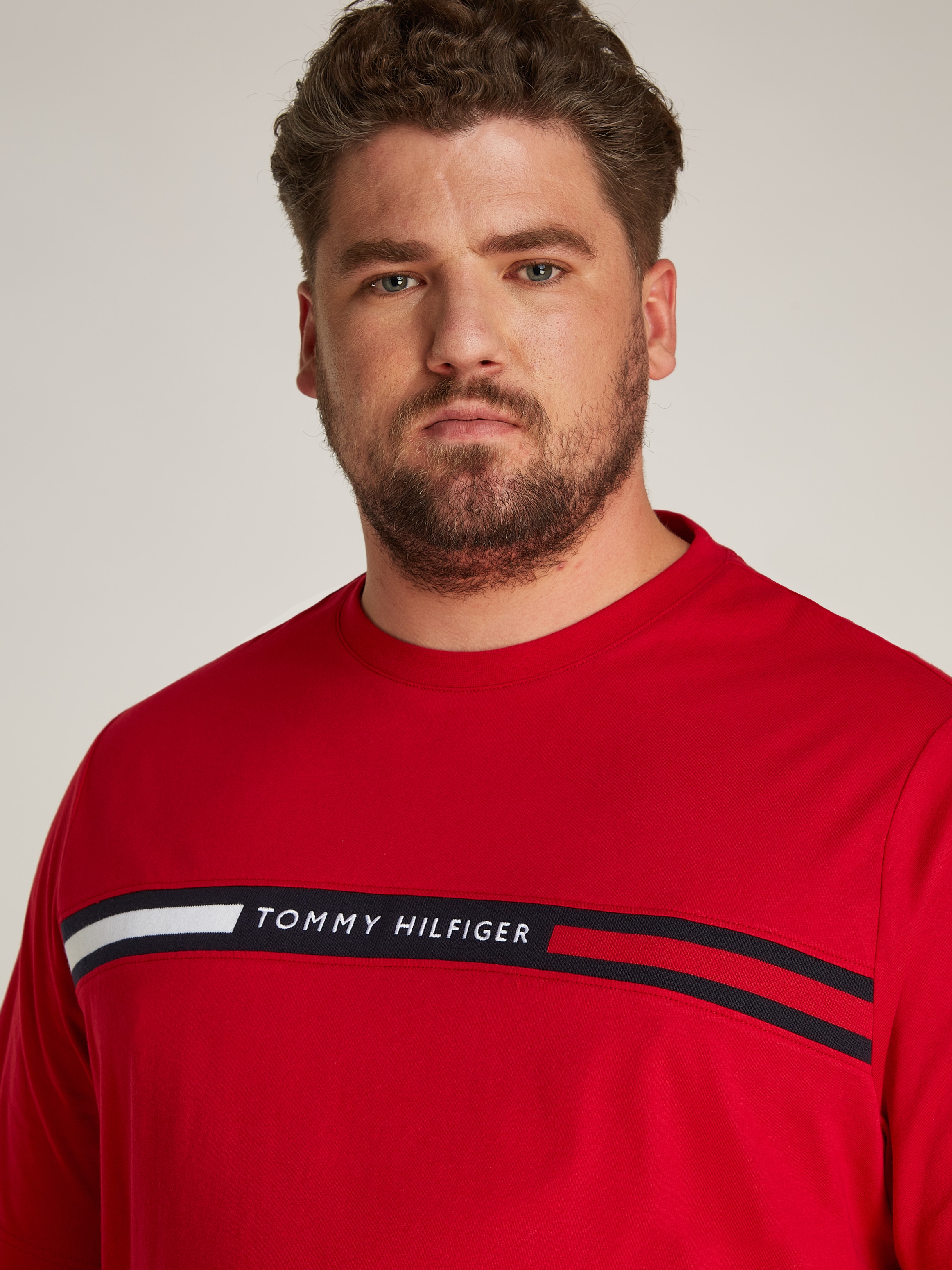 Tommy Hilfiger Big & Tall Rundhalsshirt »BT-HILFIGER CHEST INSERT TEE-B«, in Großen Größen, Logostickerei