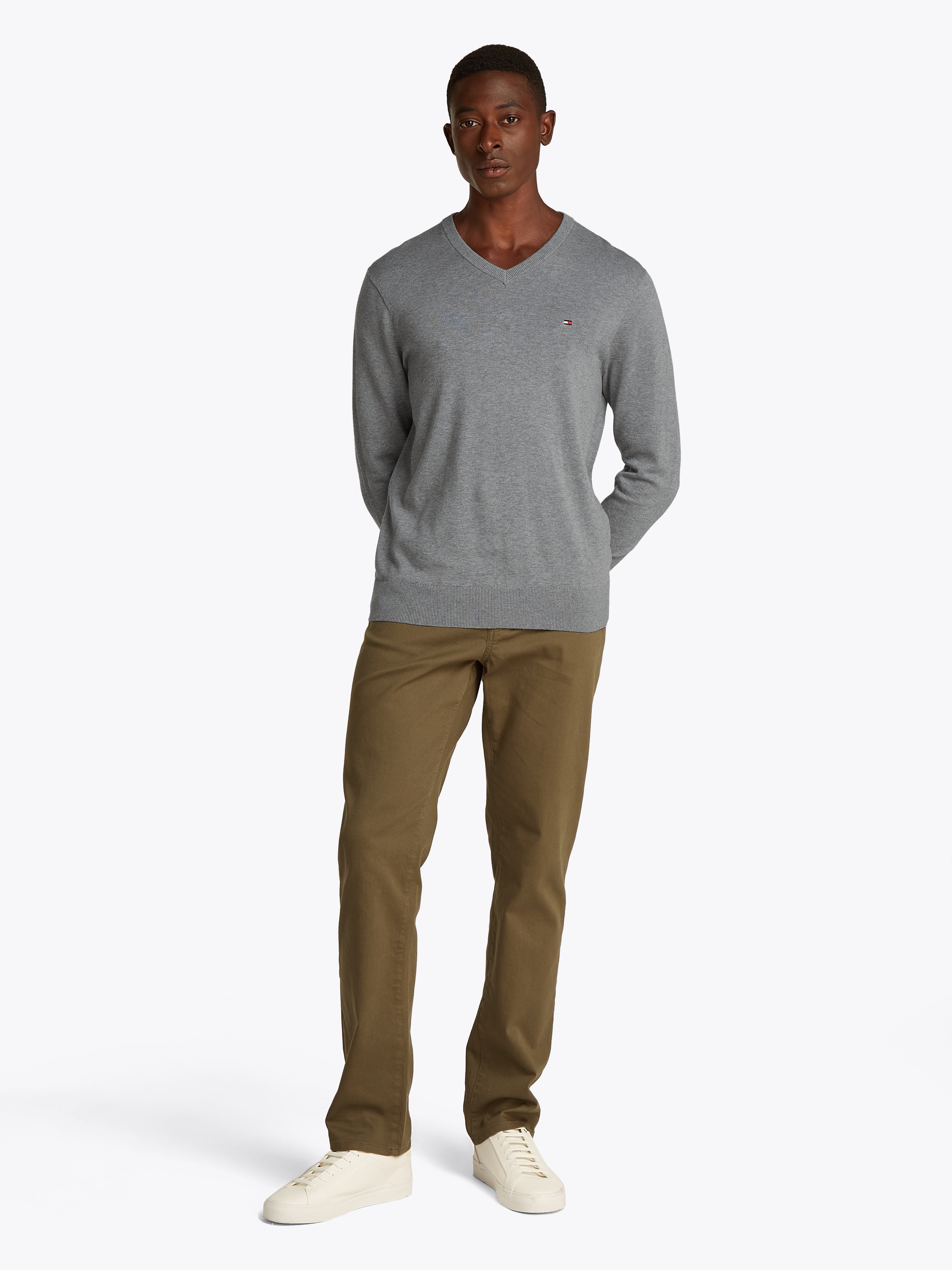 Tommy Hilfiger Strickpullover »ESSENTIAL COTTON V NECK mit V-Ausschnitt und Stickerei« unifarben, casual, regular fit, Baumwolle, V-Ausschnitt