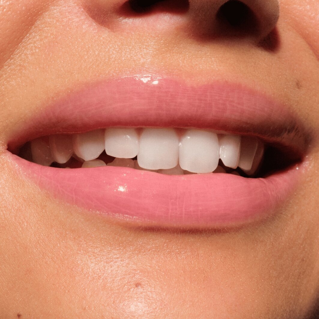 Catrice Lippenbalsam »Butter Drippin' Glossy Lip Balm« Dezenter Farbakzent, geschmeidig, hochglänzend, spendet Feuchtigkeit.