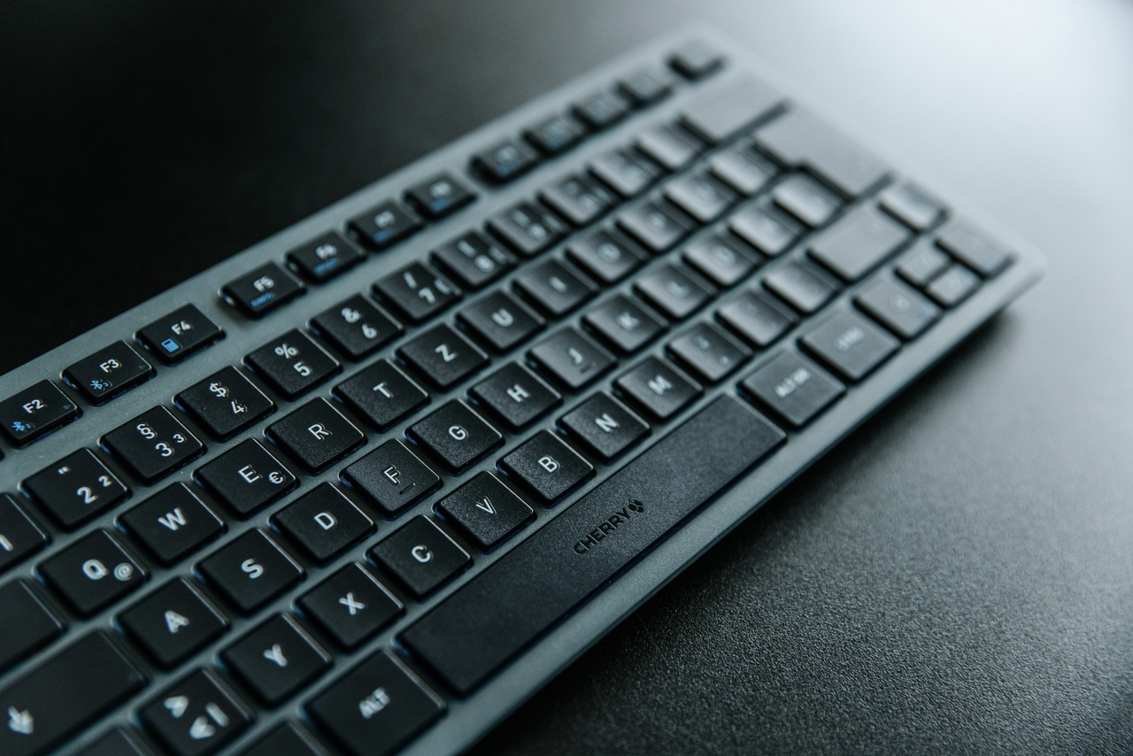 Cherry Wireless-Tastatur »KW 7100 MINI BT«, Multipoint 3 BT, Inkl. Transporttasche