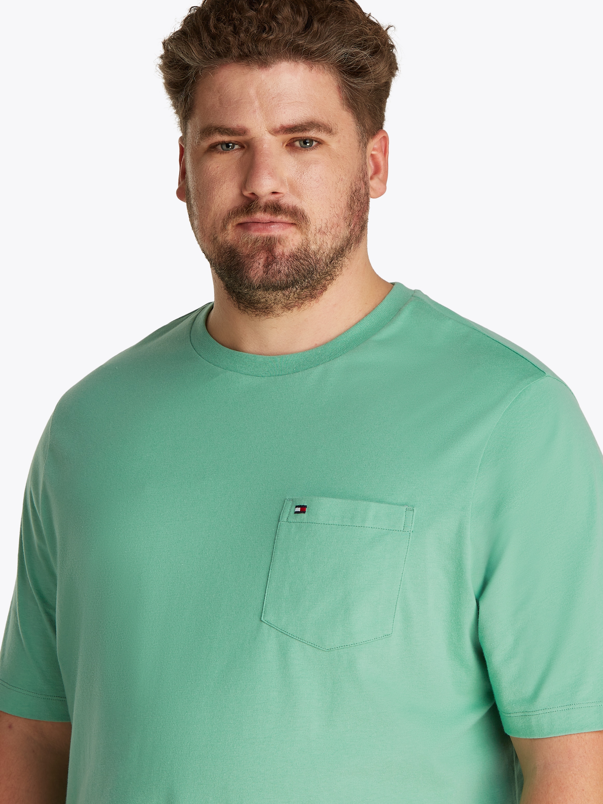 Tommy Hilfiger Big & Tall Rundhalsshirt »BT-ESSENTIAL SOLID POCKET TEE-B«, in Große Größen, Logostickerei