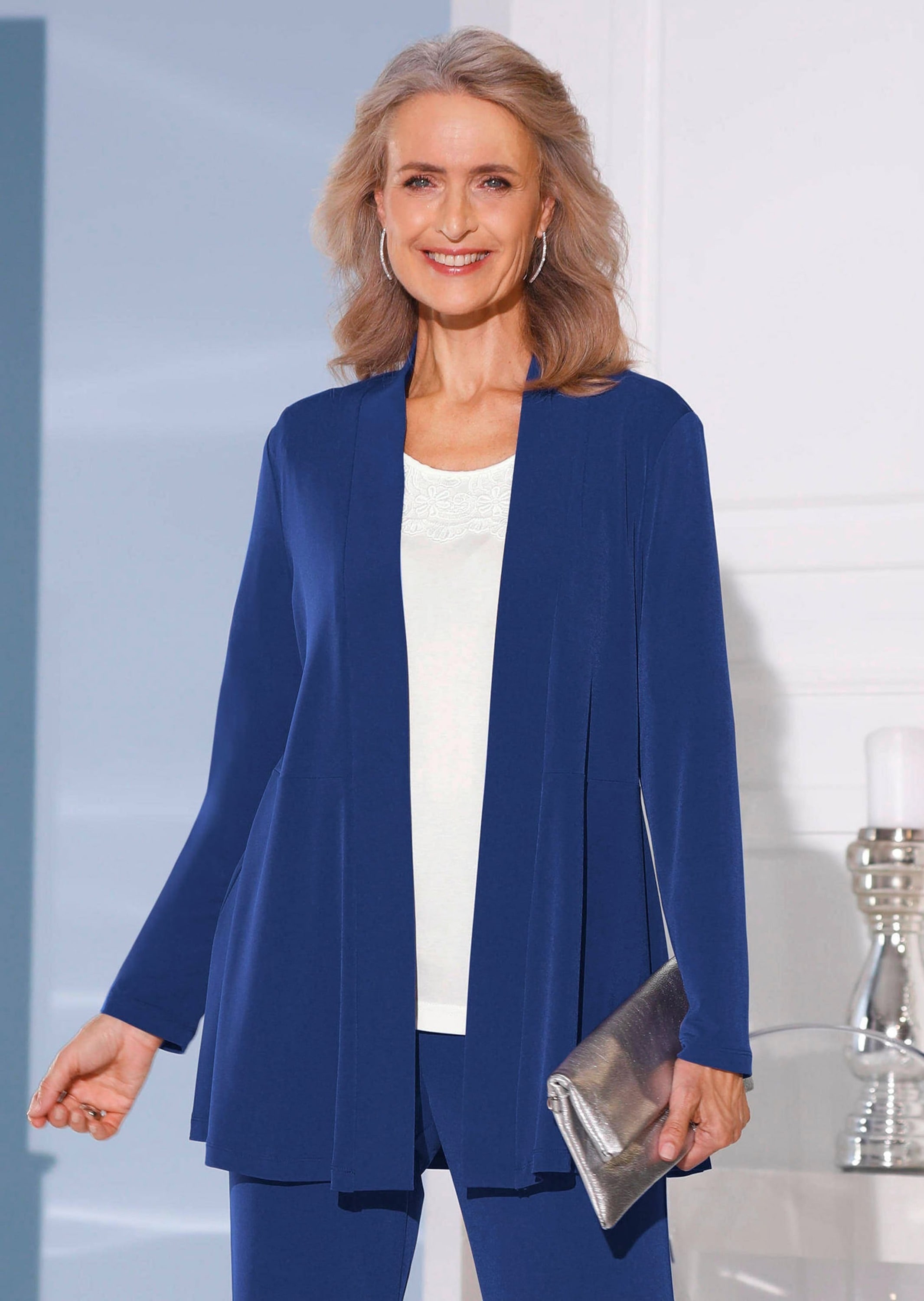GOLDNER Sweatjacke »Kurzgröße Leichte Shirtjacke lila mit Stretch« Mit Teilungsnaht hinten für eine elegante Weite