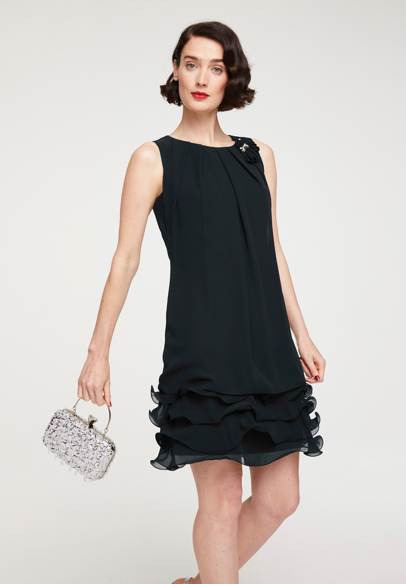 heine Latzkleid »Cocktailkleid Cocktailkleid mit Rüschen am Saum« Ohne Taschen