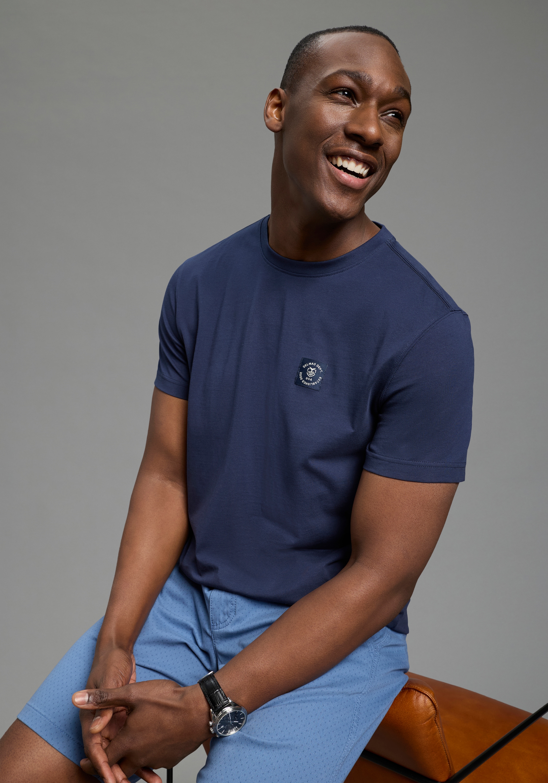 DELMAO Rundhalsshirt »Neue Kollektion!« casual Stil, Kurzarm, normale Passform, mit Print-Applikation