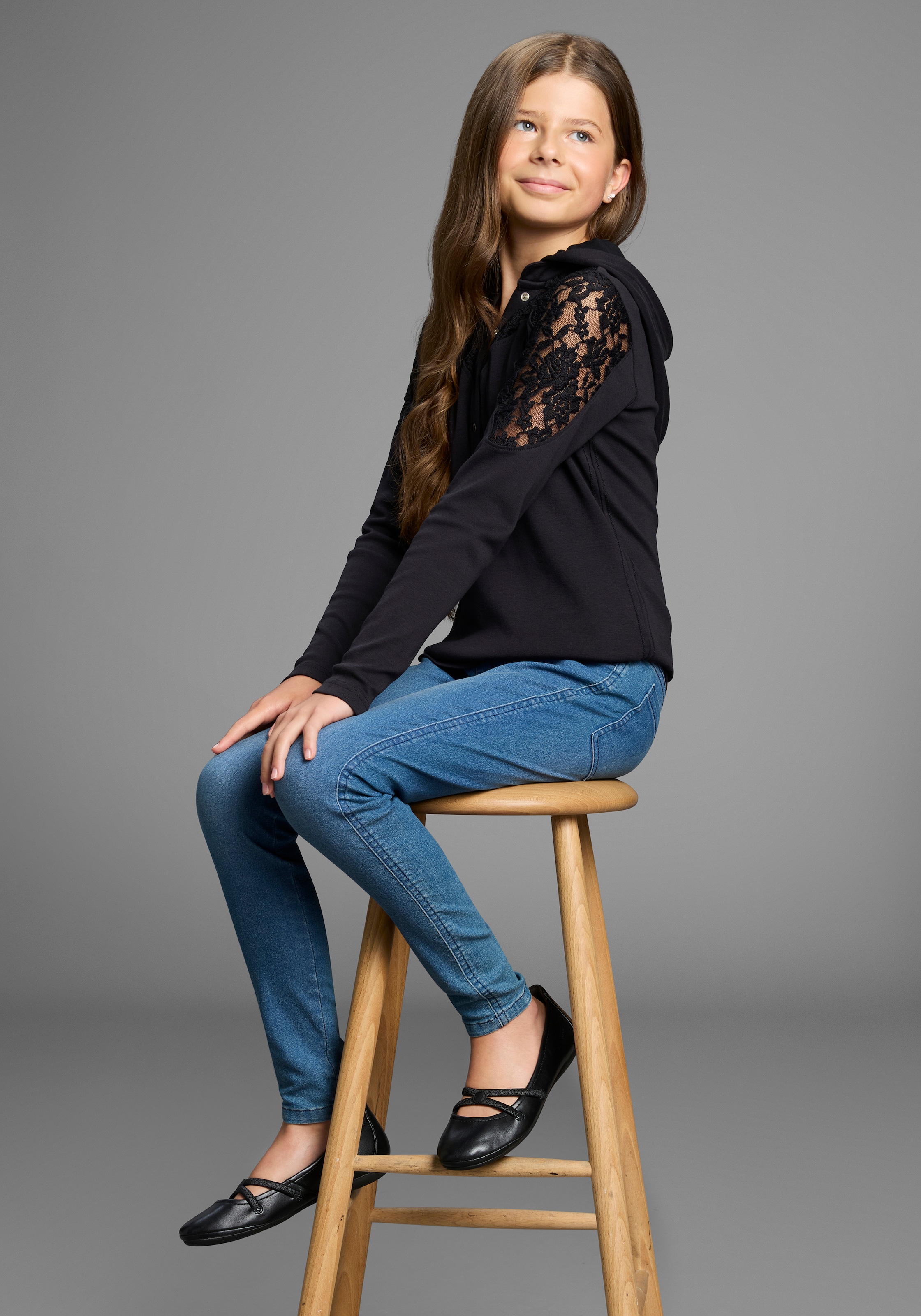 KIDSWORLD Kapuzenshirt »Shirt mit Spitzeneinsatz für Mädchen« Trendiges Shirt mit Spitzeneinsatz