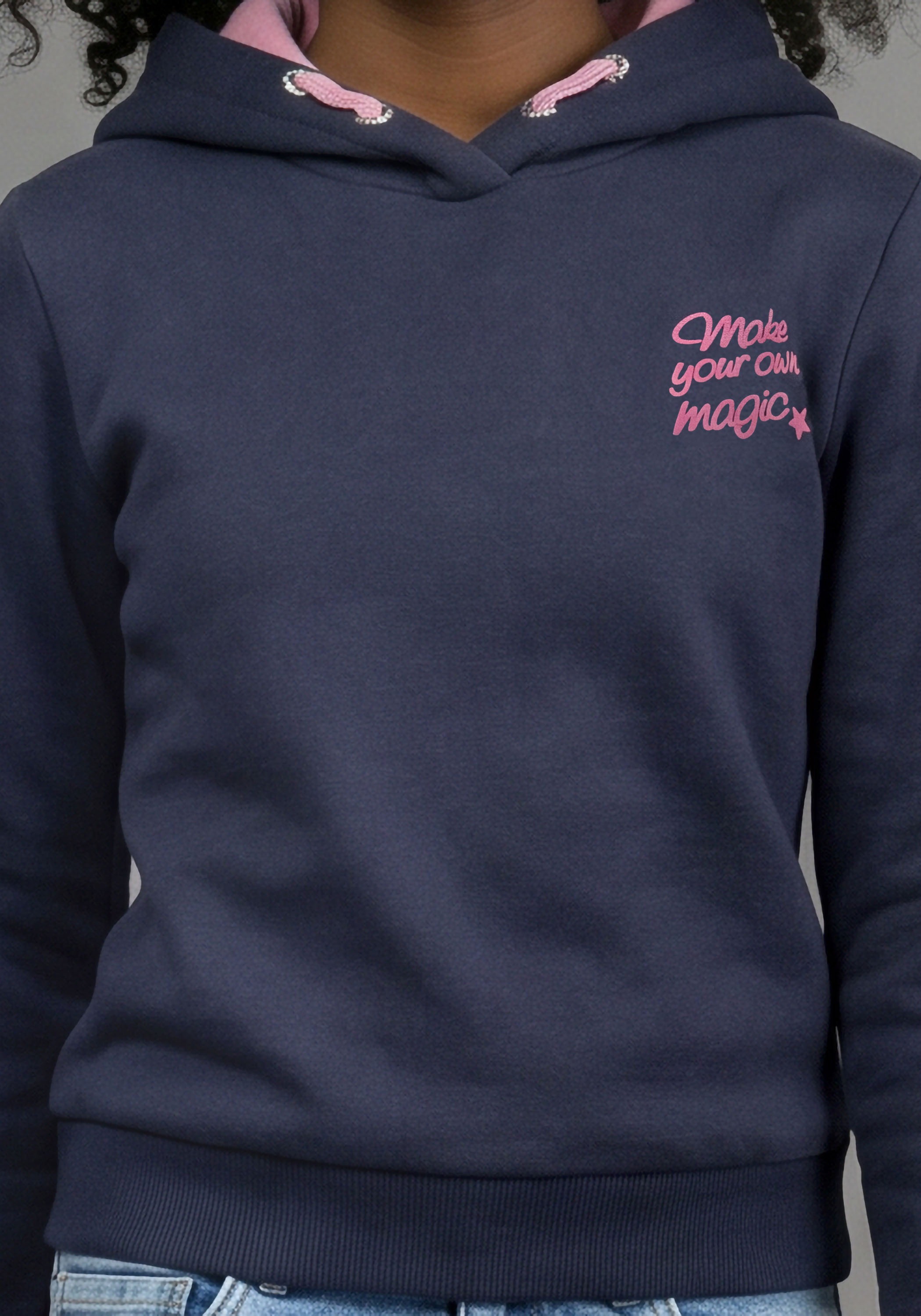 KIDSWORLD Langarmshirt »Slogan Hoodie: MAKE YOUR OWN MAGIC« Shirt mit Front- und Rückendruck, kurze Schnittform, Statement-Print