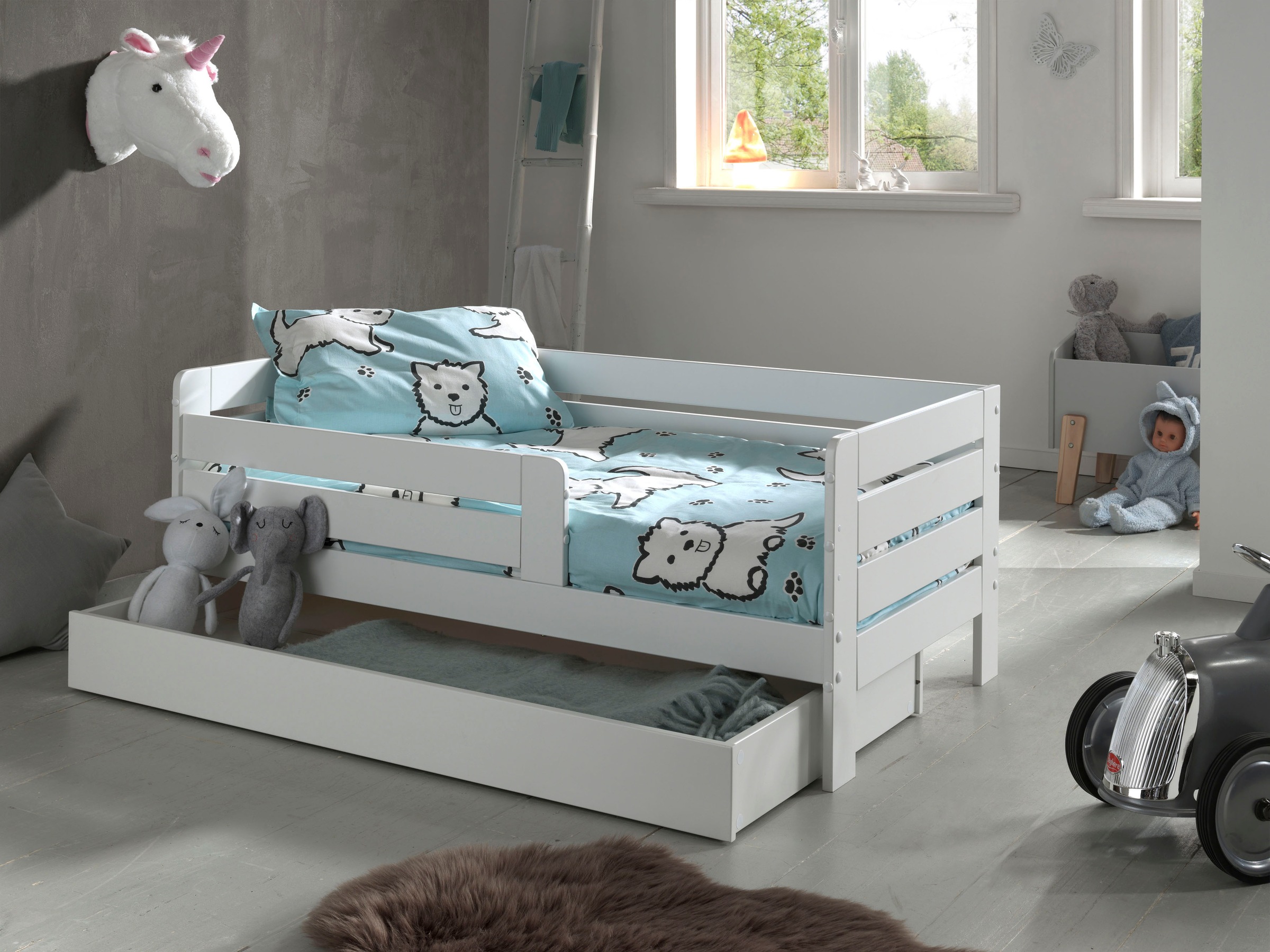 Vipack Kinderbett »Junior, Kiefer massiv lackiert, niedriger Einstieg rechts oder links«, (B/H/T ca. 148x60x76cm, wahlweise mit Schublade, in 2 Farben erhältlich), inklusive Rolllattenrost und umlaufendem Absturzschutz