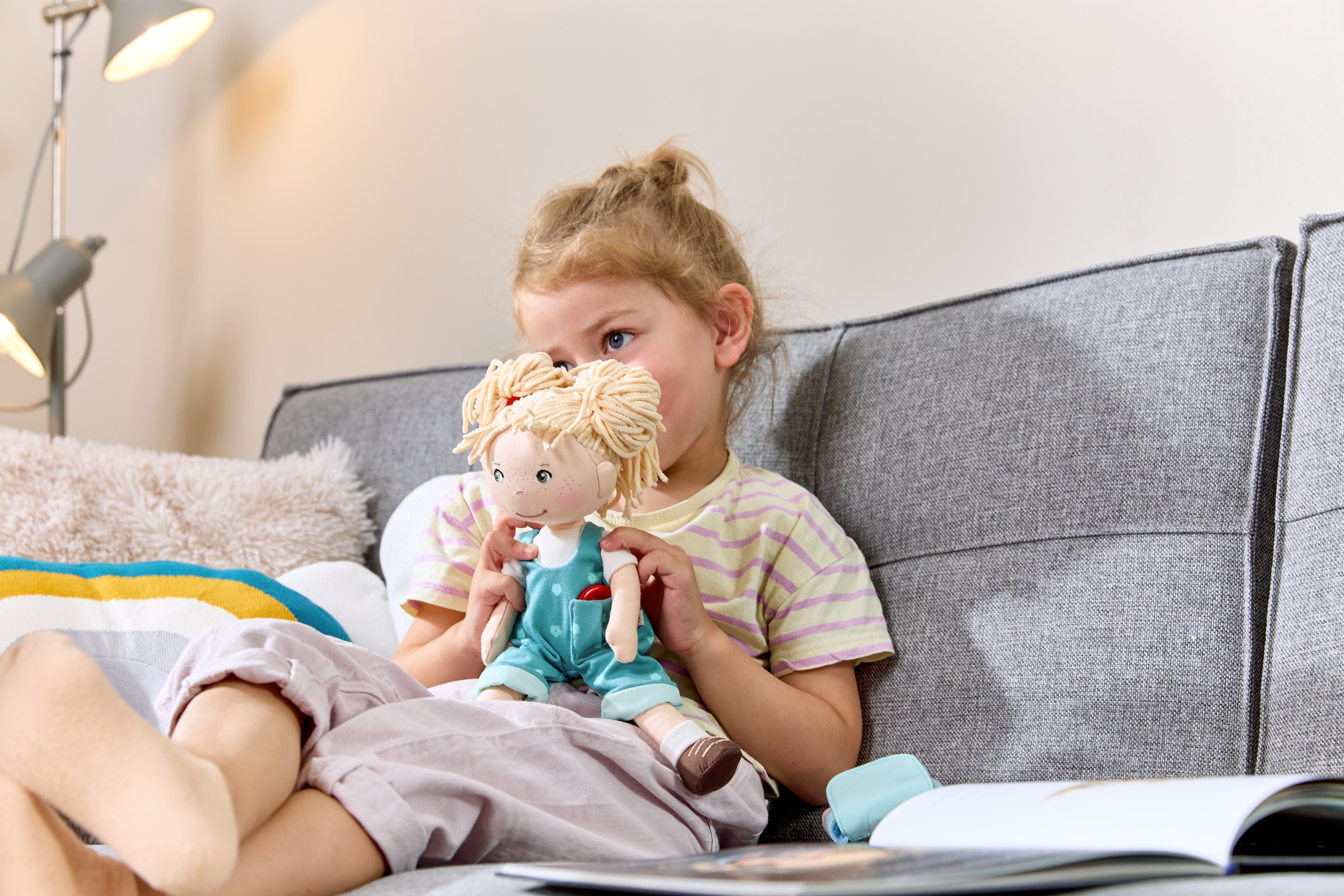 Haba Stoffpuppe »Tilli« inspiriert vom Kinderbuch "Mein Knopf, ein Universum" von Carmen Kroll