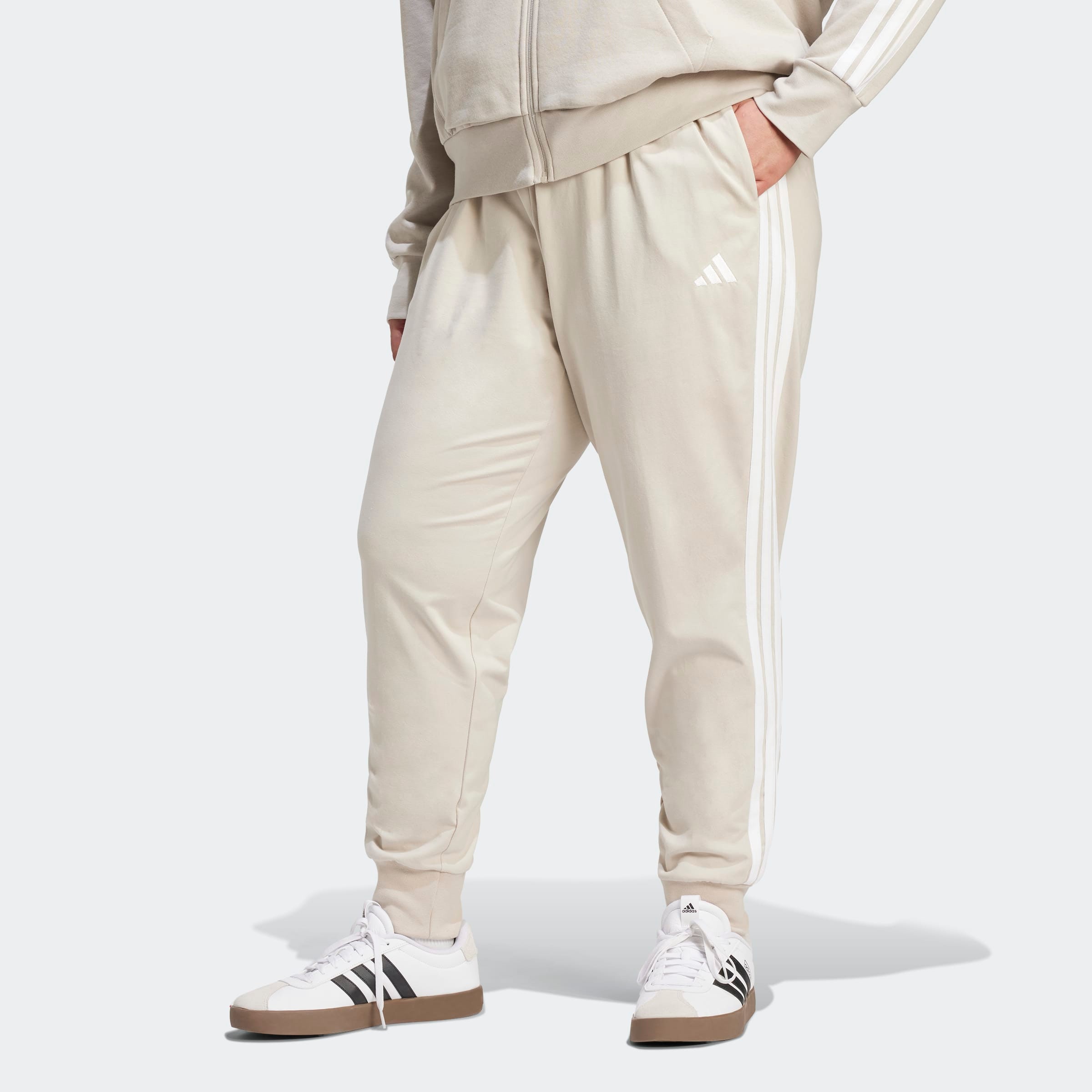 adidas Sportswear Sporthose »ESSENTIALS 3-STREIFEN JOGGER- (GROSSE GRÖSSEN)«