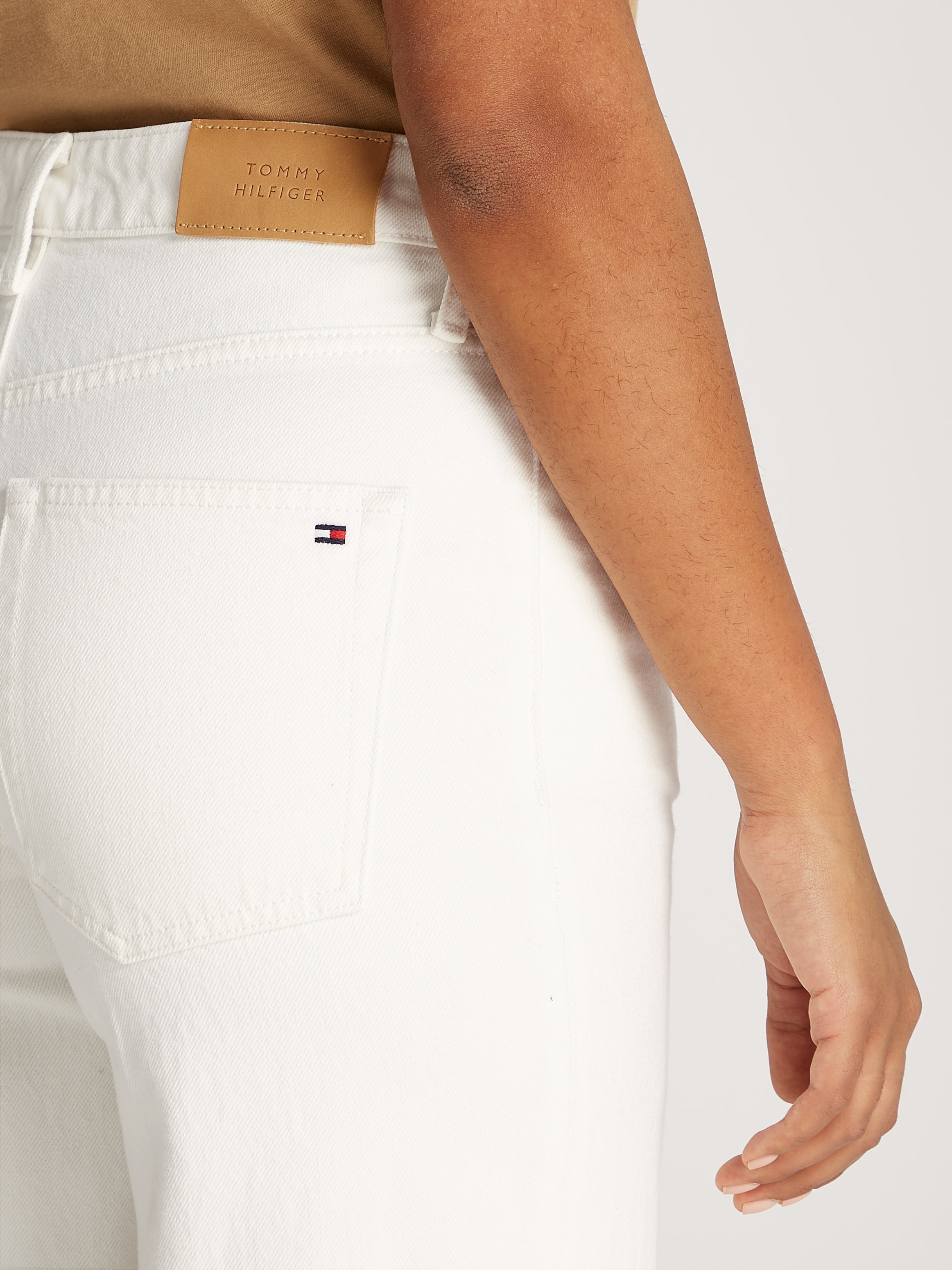 Tommy Hilfiger Weite Jeans »WIDE LEG HW LOU«, mit Logo-Badge, mit Nieten, mit Bügelfalten