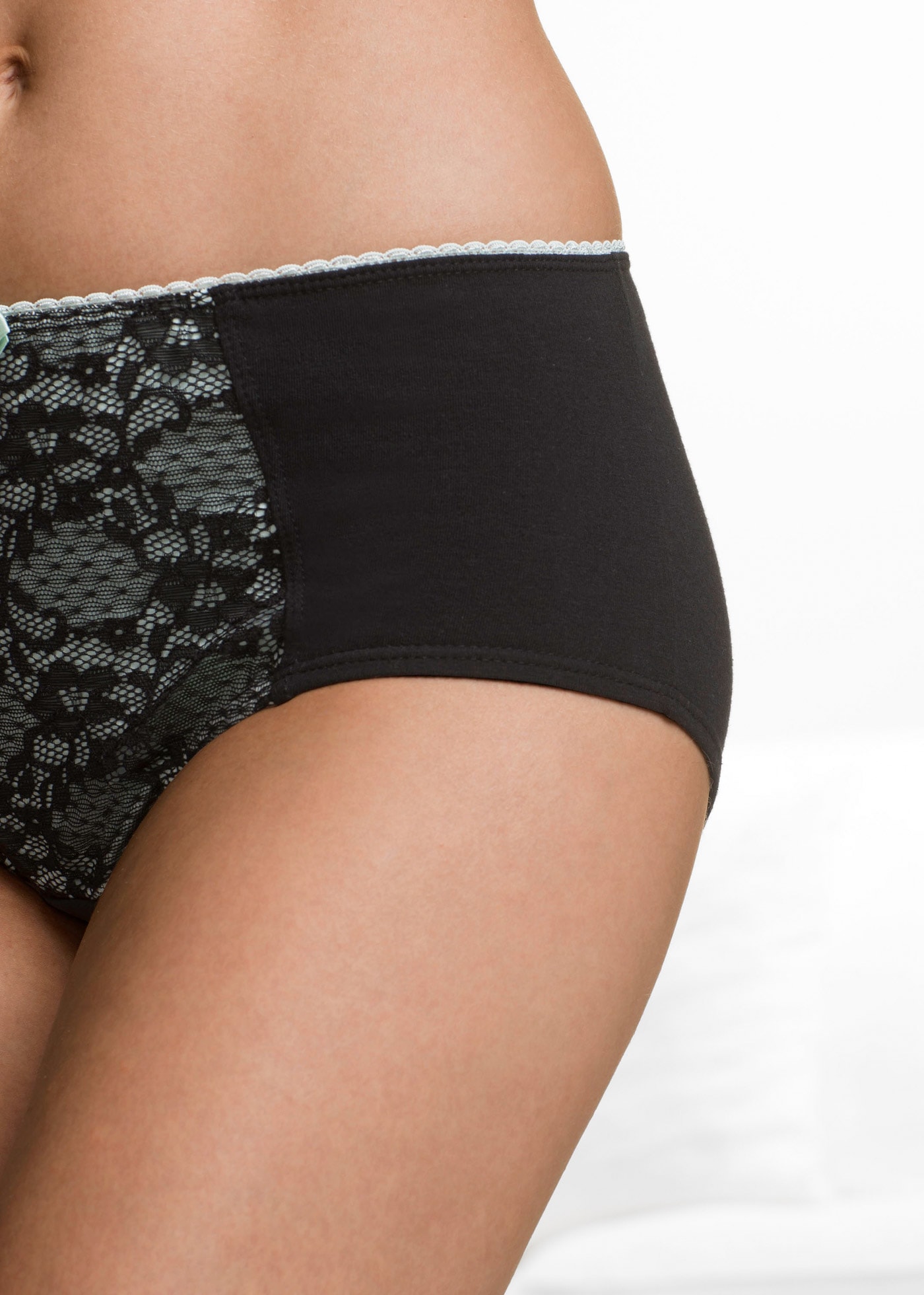 bonprix Maxislip Packung, 4 Stk. mit farbigem Spitzeneinsatz, mit Zierschleife, bequeme Passform